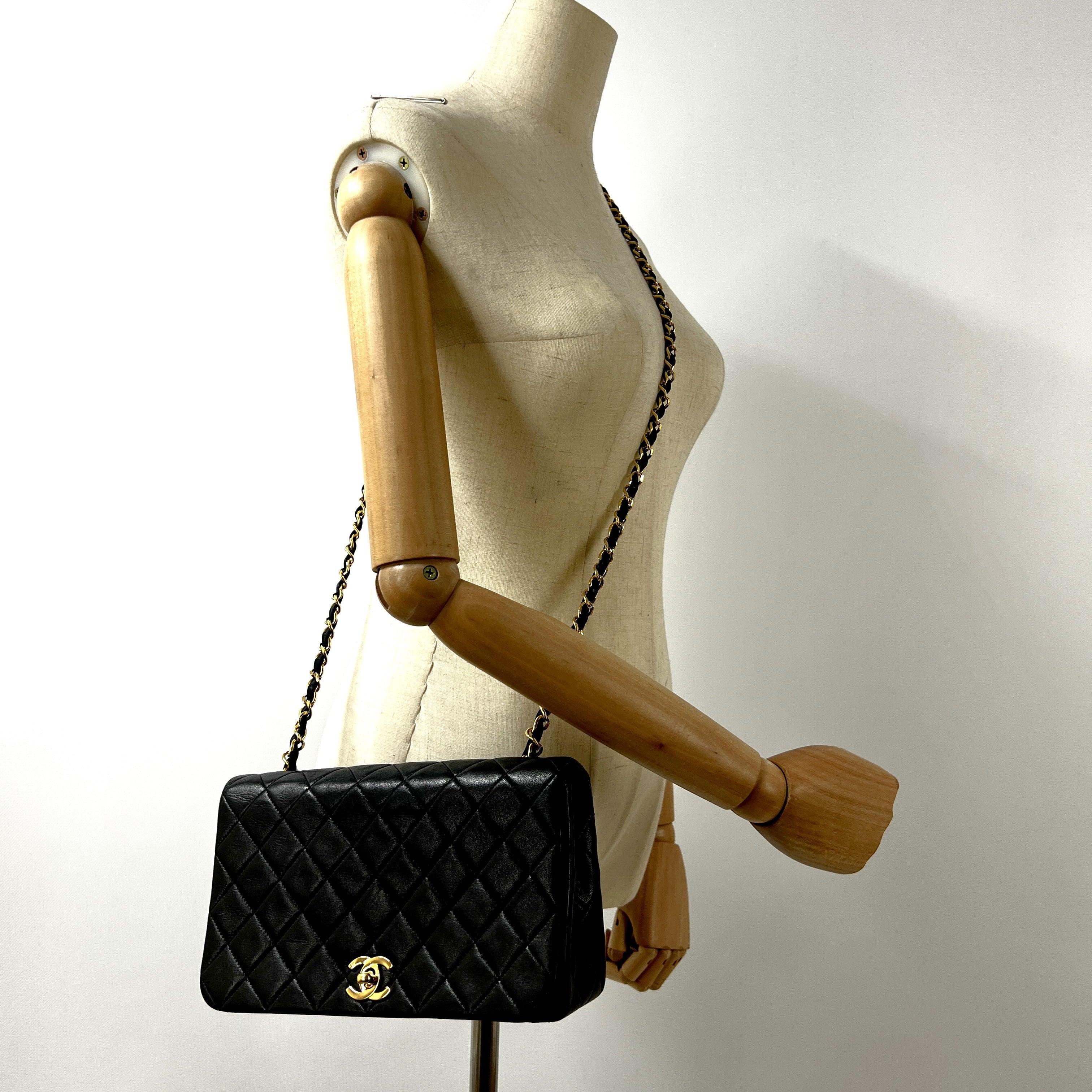 Nero Chanel Timeless Classic Borsa con patta singola nera trapuntata in pelle d'agnello 1989-1991 in vendita