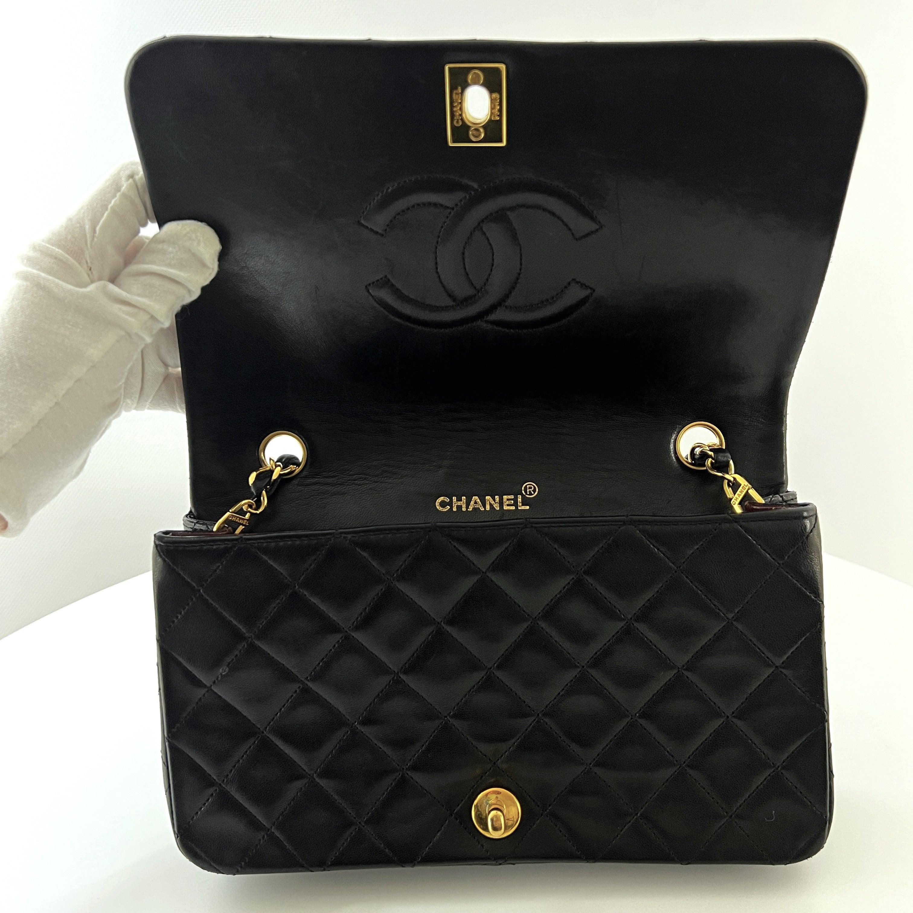 da uomo o donna Chanel Timeless Classic Borsa con patta singola nera trapuntata in pelle d'agnello 1989-1991 in vendita