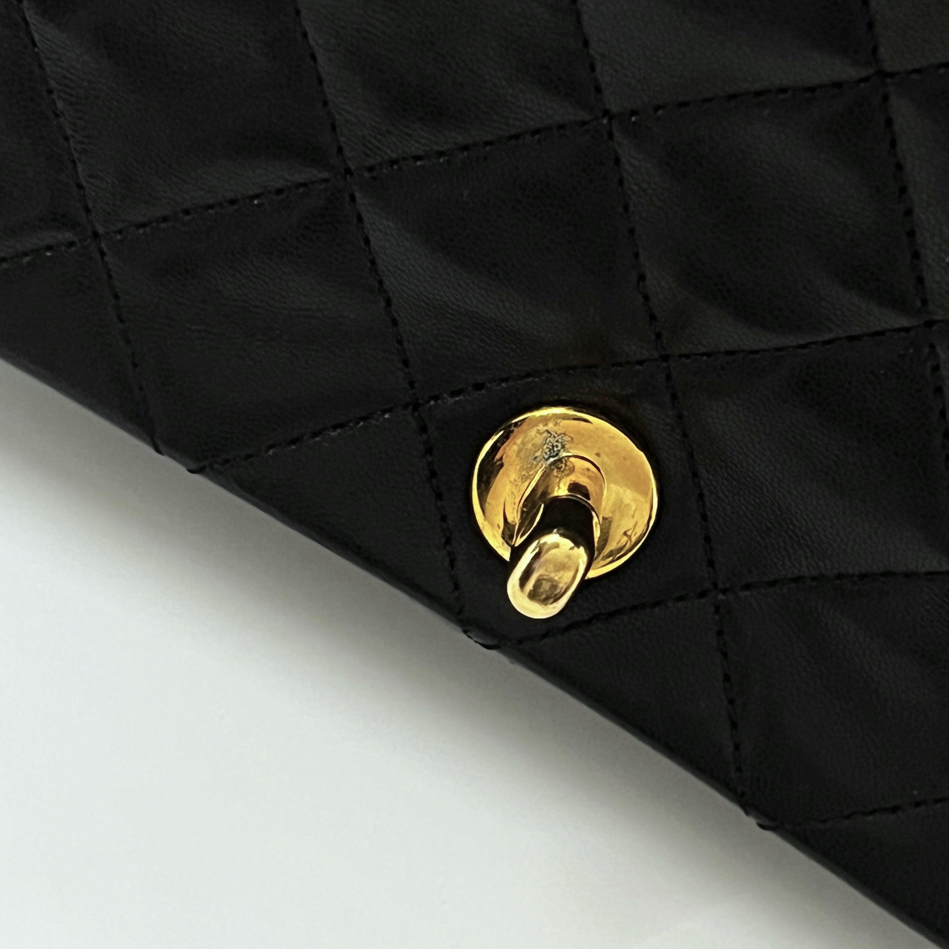 Chanel Timeless Classic Borsa con patta singola nera trapuntata in pelle d'agnello 1989-1991 in vendita 2