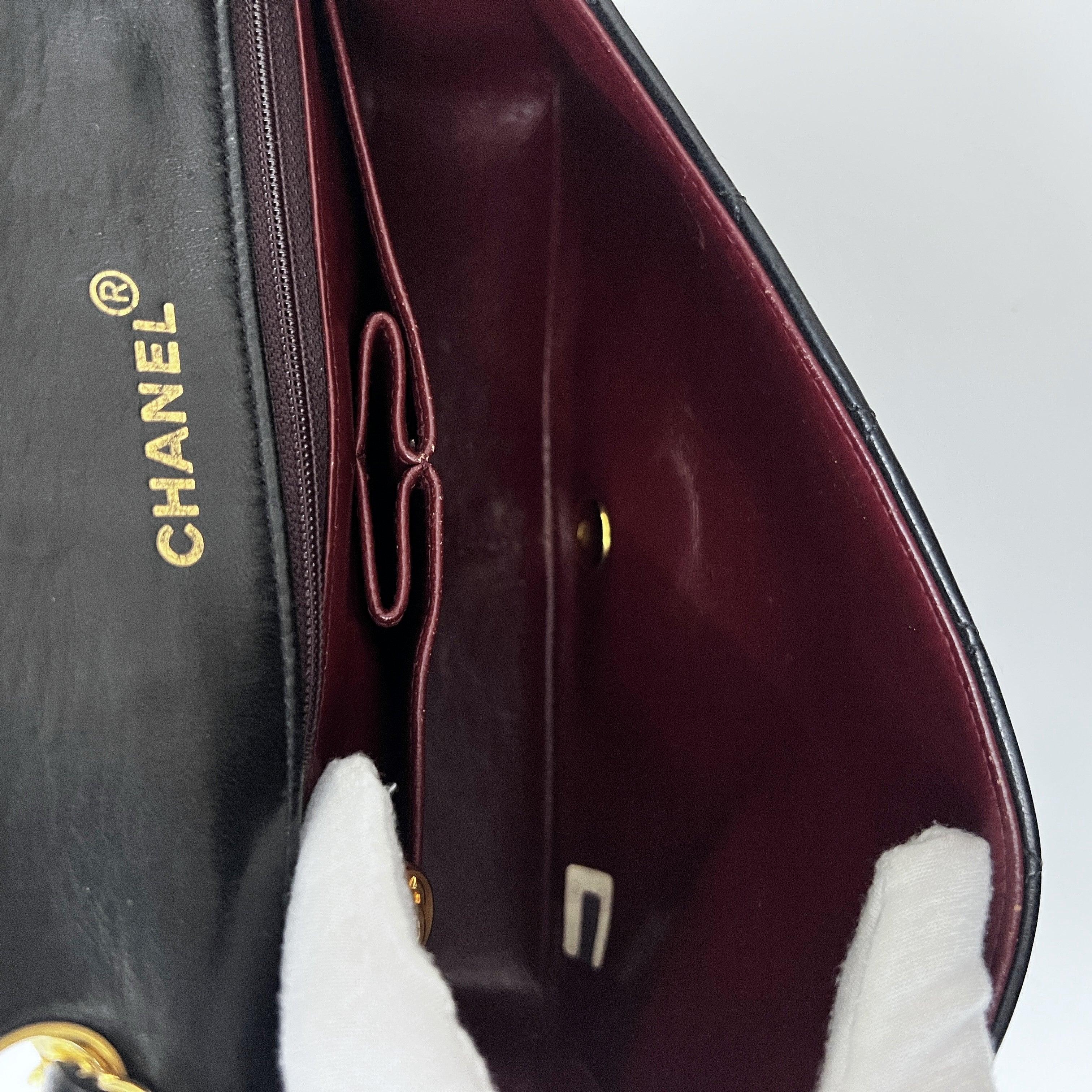 Chanel Timeless Classic Borsa con patta singola nera trapuntata in pelle d'agnello 1989-1991 in vendita 3