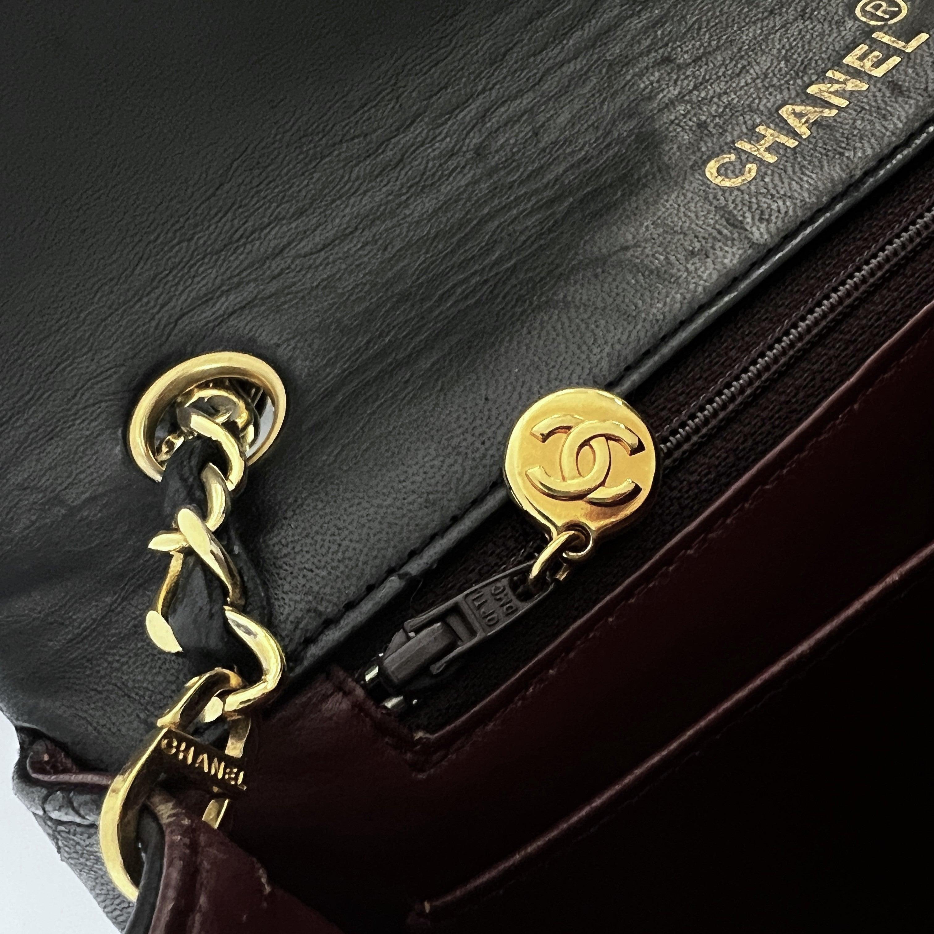Chanel Timeless Classic Borsa con patta singola nera trapuntata in pelle d'agnello 1989-1991 in vendita 4