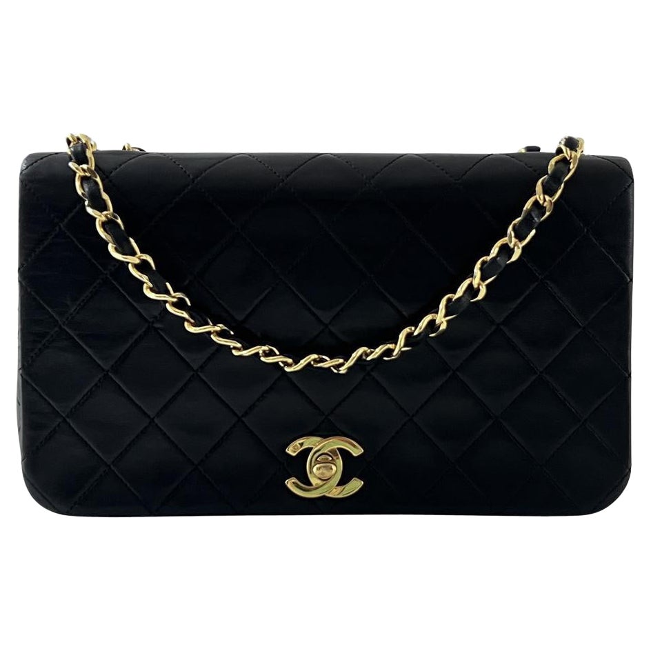 Magnifica borsa Chanel modello Timeless Classique Small Single Flap, realizzata in pelle d'agnello nera matelassé e ornata da una bijouterie dorée placcata o 24 carati.
Realizzato alla fine degli anni '80 sotto la direzione di Karl Lagerfeld, questo