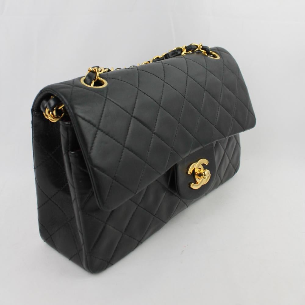 Chanel Timeless Classica in small 23cm version, with black lambskin double flap and 24K gold-plated hardware.
Bag in very good condition, small signs of wear as pictured. Bag complete with internal serial.
Chanel's Classic Timeless 2.55, here in a