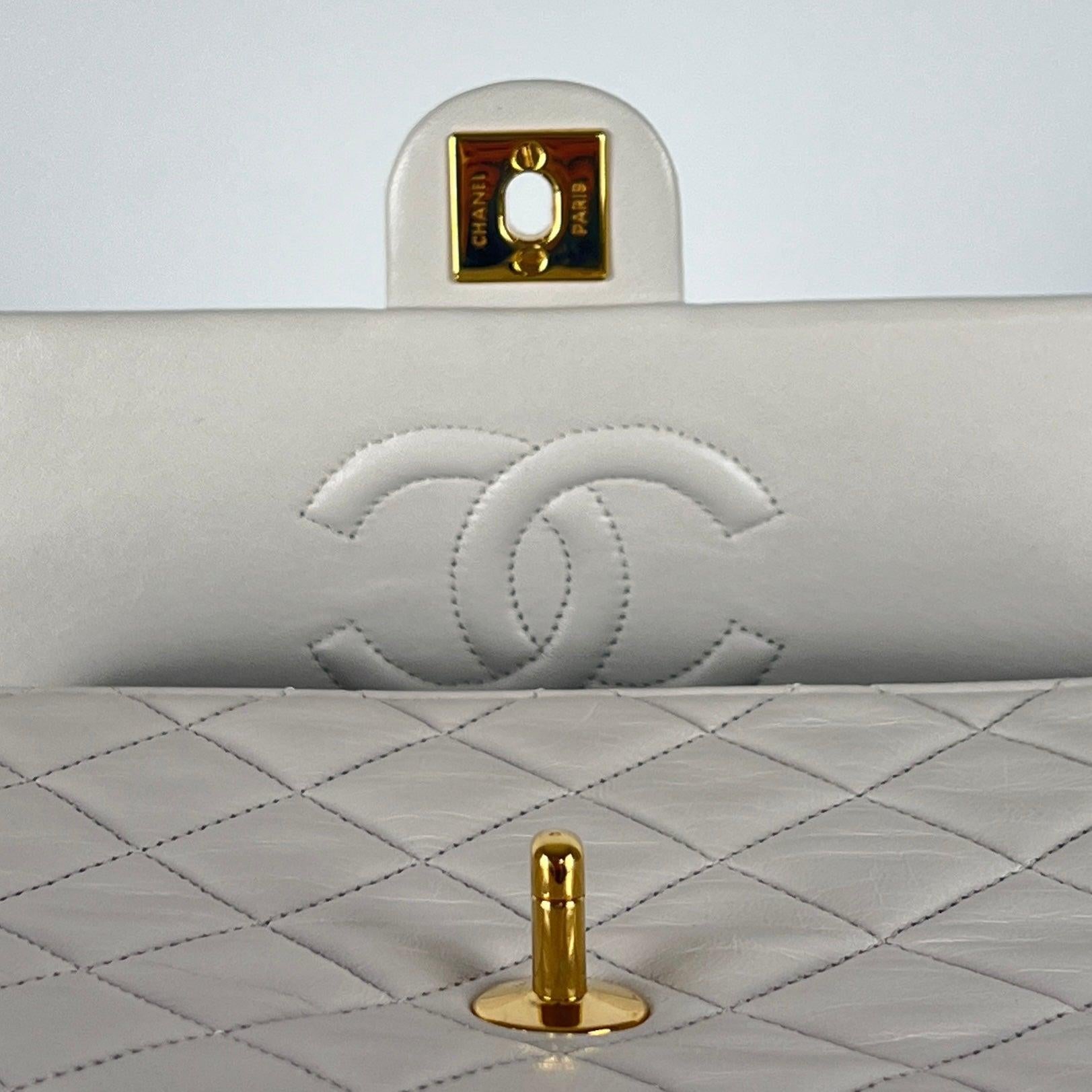 CHANEL Timeless Classic Small Single Flap Bag White Lambskin 1989–1991 en vente 5