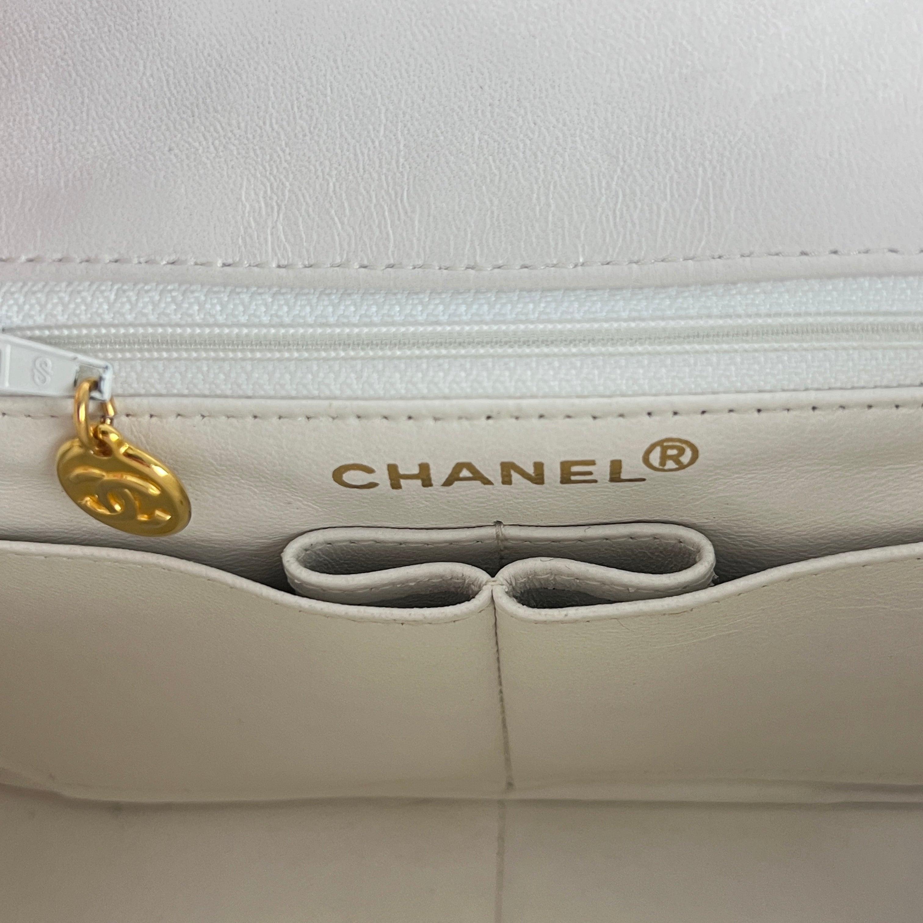 CHANEL Timeless Classic Small Single Flap Bag White Lambskin 1989–1991 en vente 6