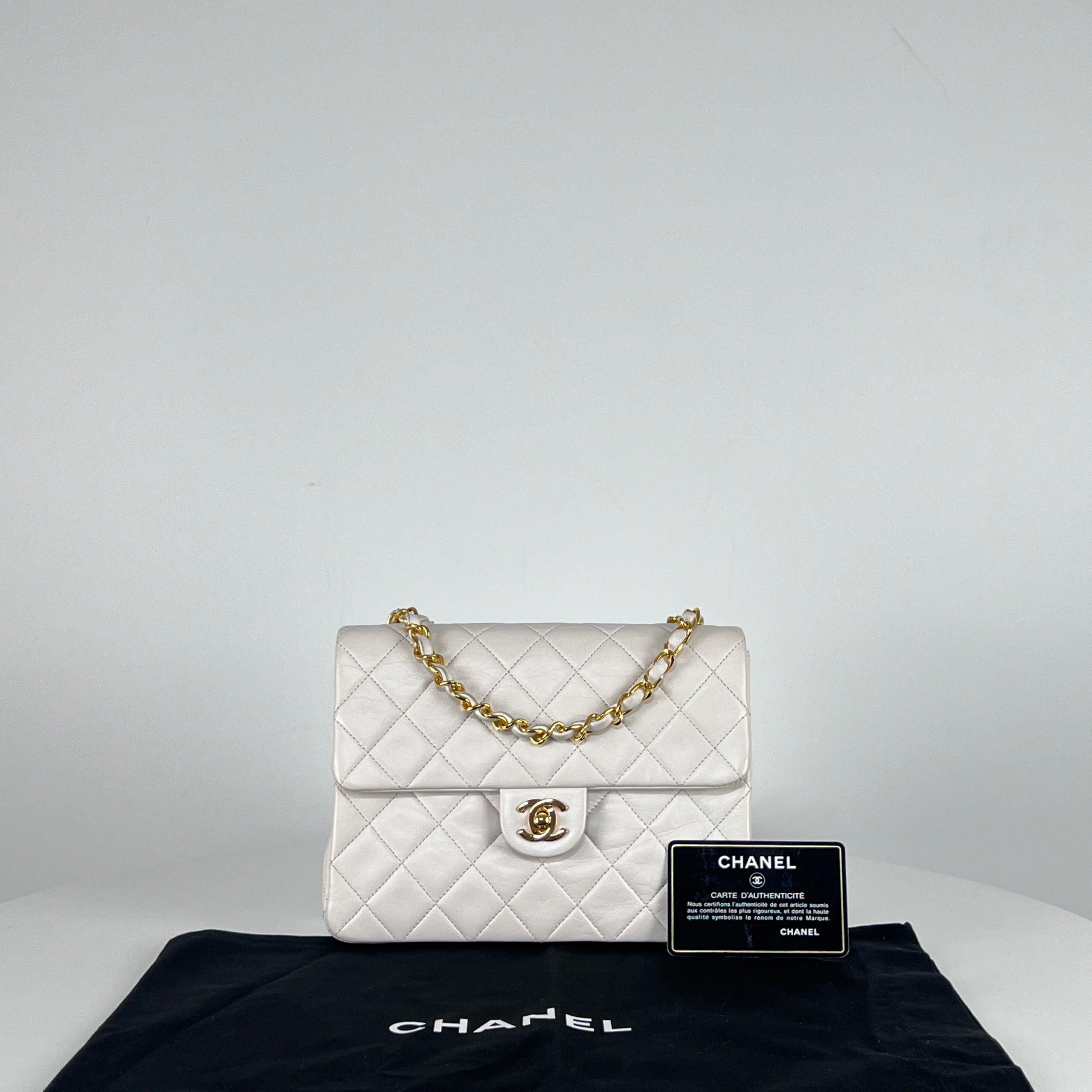 Gris CHANEL Timeless Classic Small Single Flap Bag White Lambskin 1989–1991 en vente