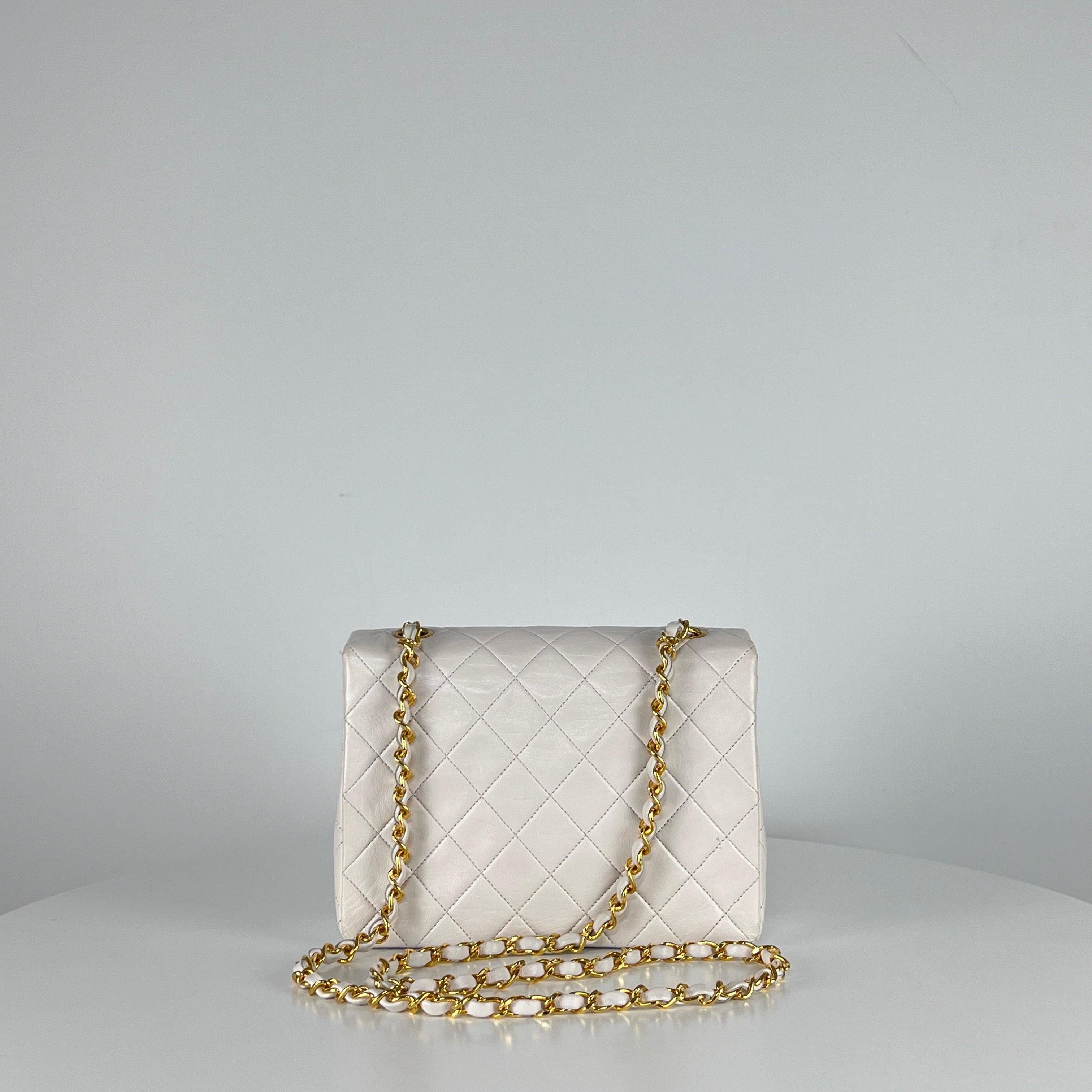 CHANEL Timeless Classic Small Single Flap Bag White Lambskin 1989–1991 Unisexe en vente