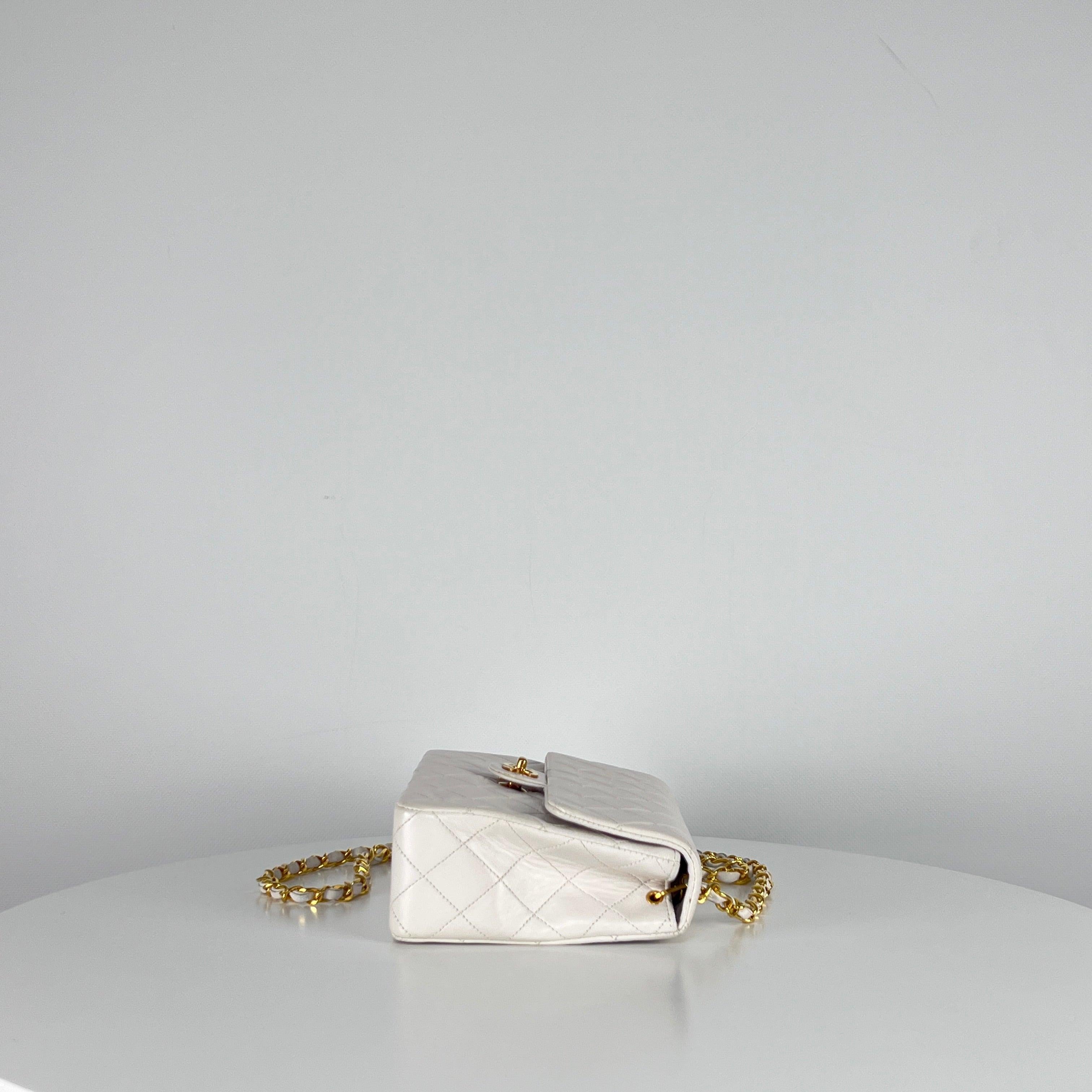 CHANEL Timeless Classic Small Single Flap Bag White Lambskin 1989–1991 en vente 3