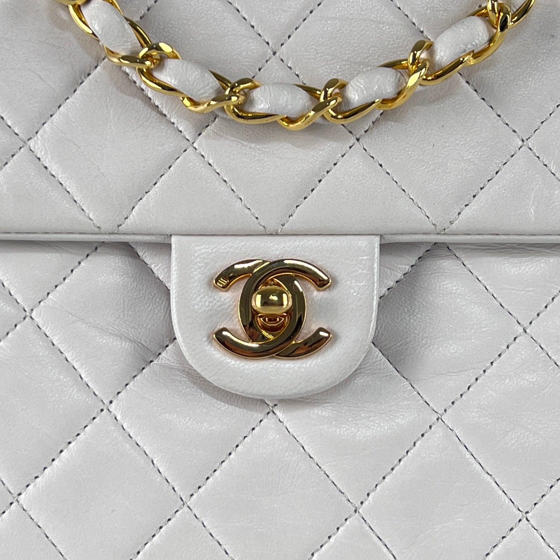 CHANEL Timeless Classic Small Single Flap Bag White Lambskin 1989–1991 en vente 4