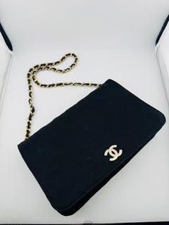 Sac à rabat Chanel Timeless Classique, noir satiné