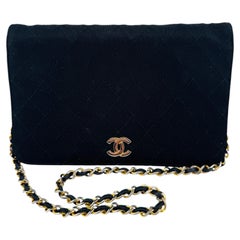 Sac à rabat Chanel Timeless Classique, noir satiné