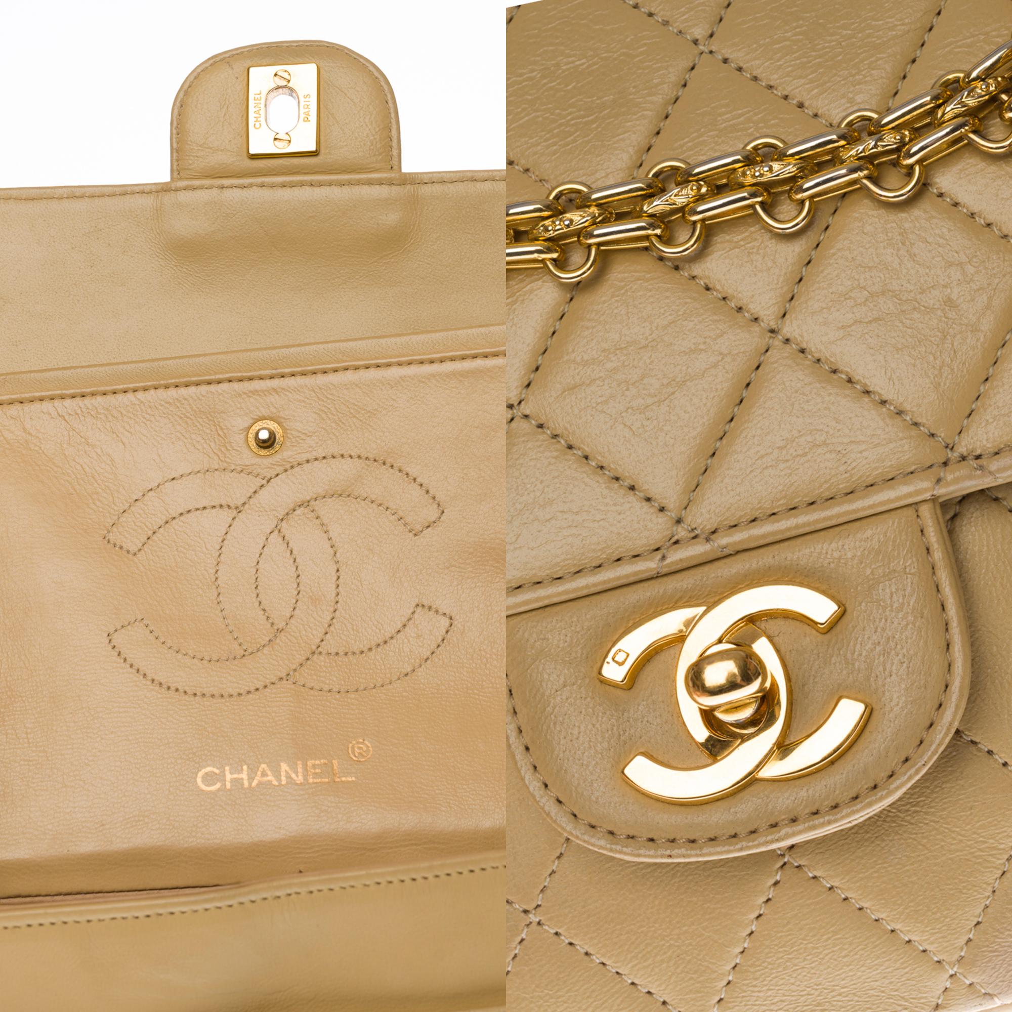 Chanel Timeless/Classique handbag with double flap in beige lambskin, GHW In Good Condition For Sale In Paris, IDF
