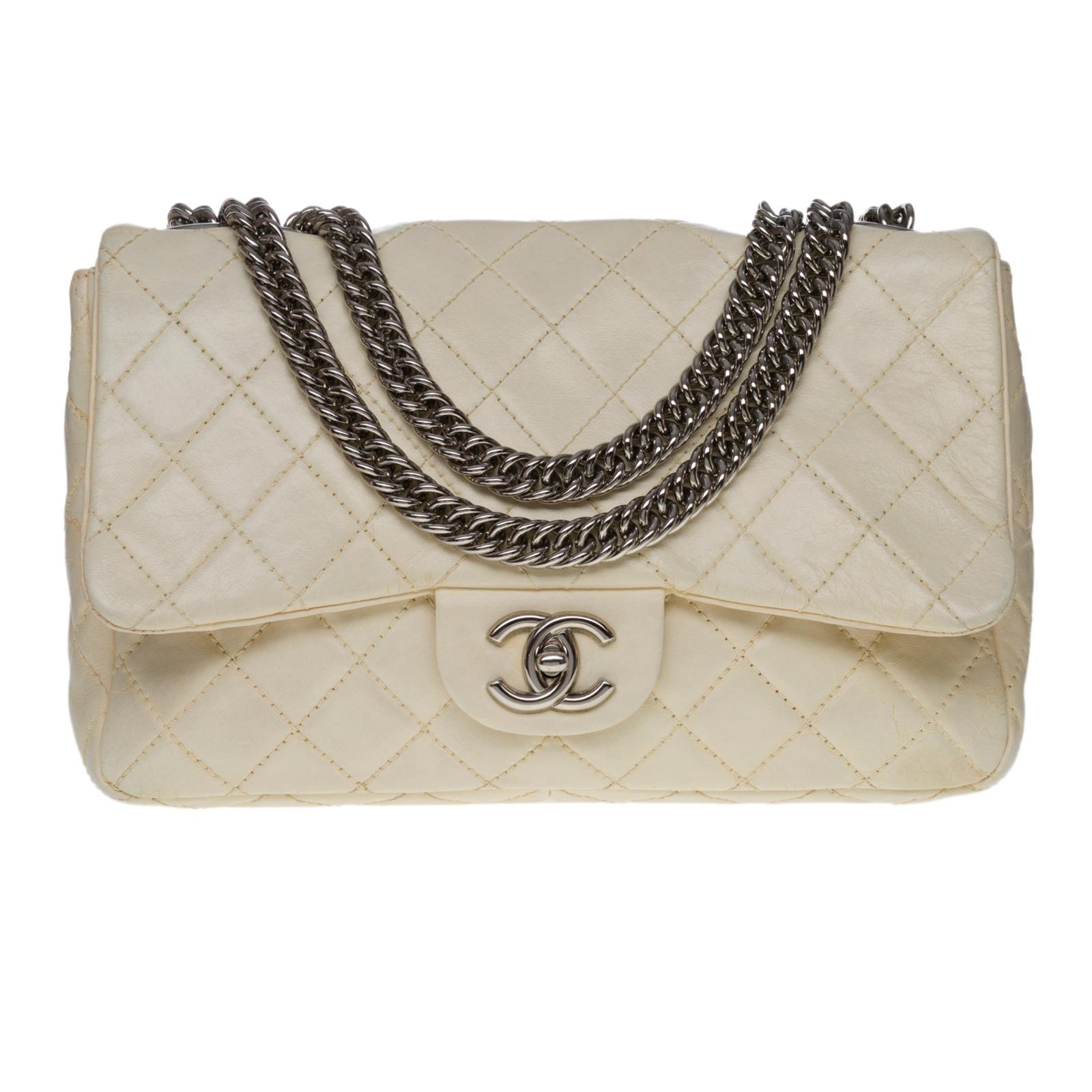 Majestic Chanel Timeless/Classique Jumbo Flap bag handbag in ecru quilted lambskin, hardware in silver metal, snake chain in silver metal allowing the bag to be worn on the shoulder and accross the body

Patch pocket on the back of the bag
Flap