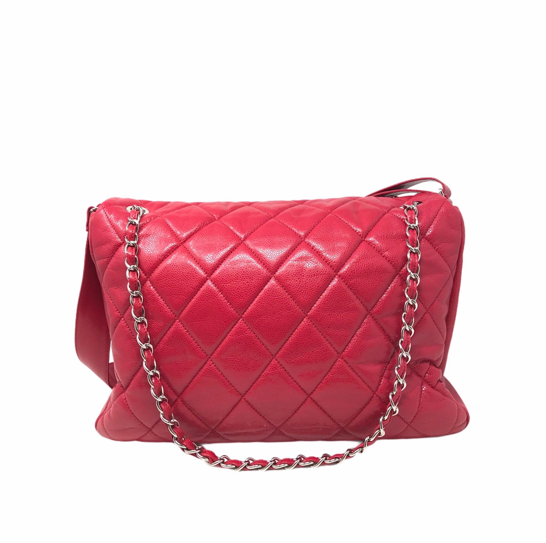 Chanel XXL bag in strawberry red caviar leather, excellent condition, cream-colored fabric interior 3 compartments, zip pocket, Hdw silver. Double CC Snap button closure.
Double shoulder strap in leather or chain
It can be worn on the shoulder or
