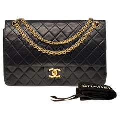Chanel Timeless/Classique shoulder bag 27 cm in black quilted leather, GHW