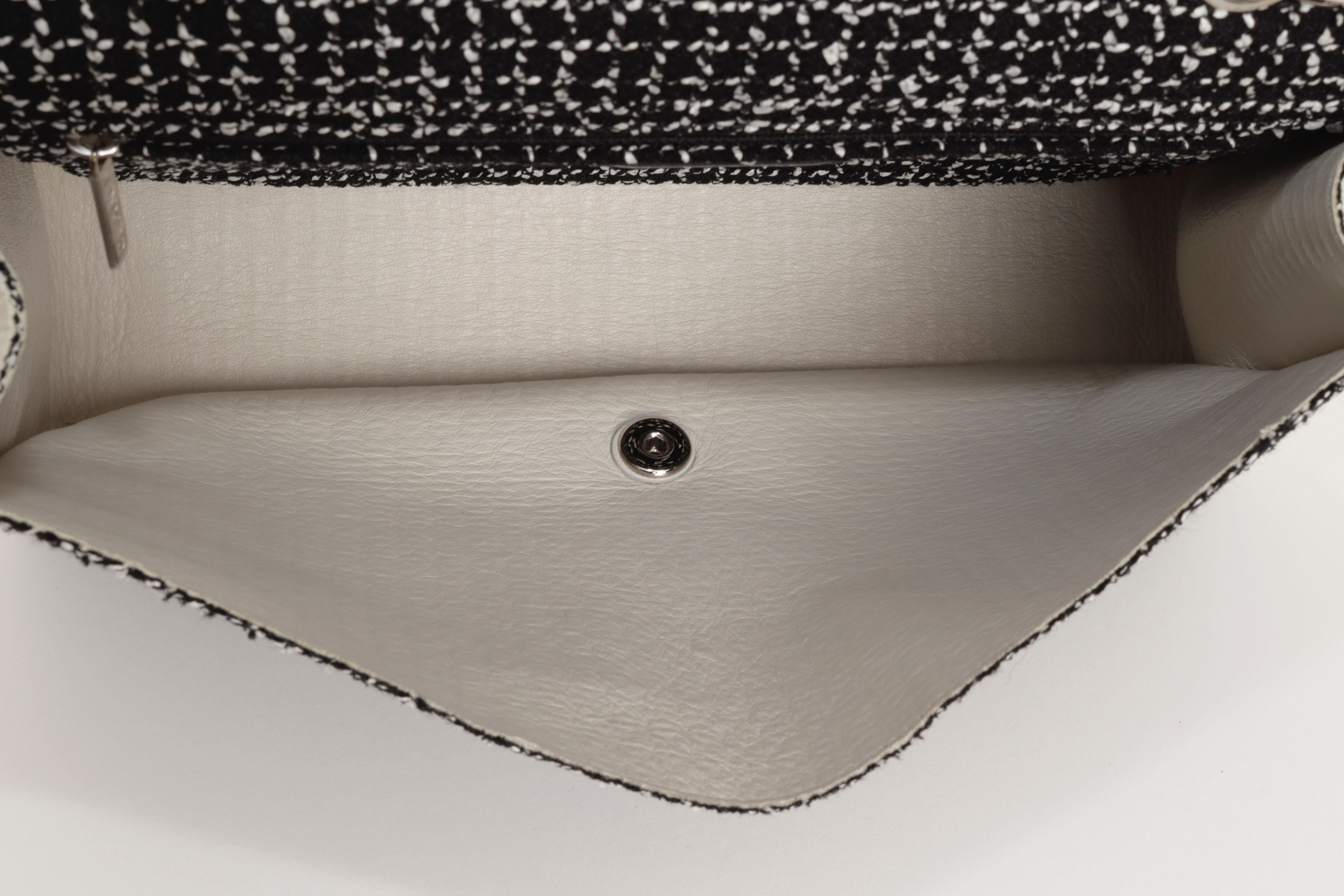 Chanel Timeless Classique Soft Single Flap Bag in Black White Tweed Ecru Leather en vente 5