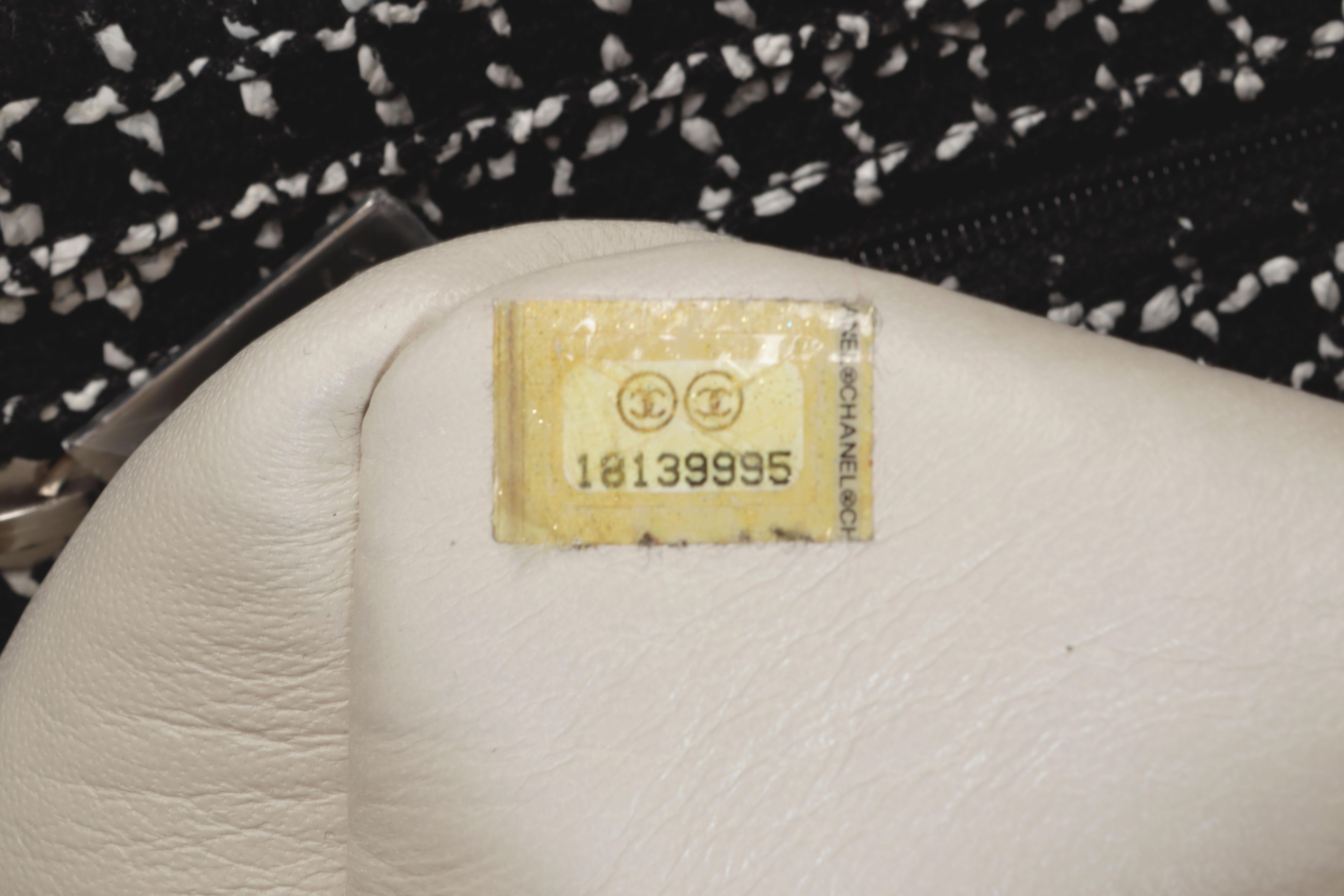 Chanel Timeless Classique Soft Single Flap Bag in Black White Tweed Ecru Leather en vente 6