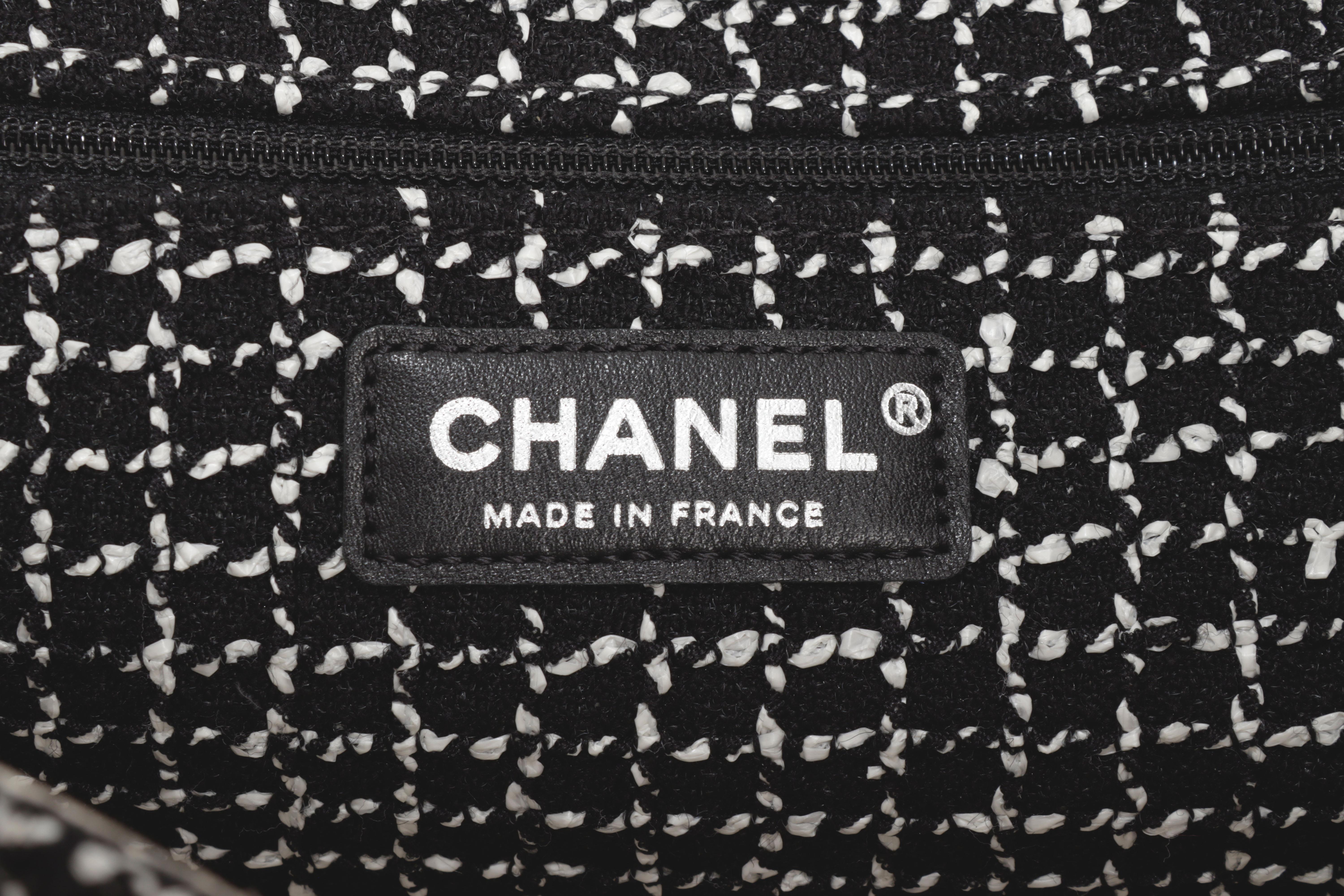 Chanel Timeless Classique Soft Single Flap Bag in Black White Tweed Ecru Leather en vente 7