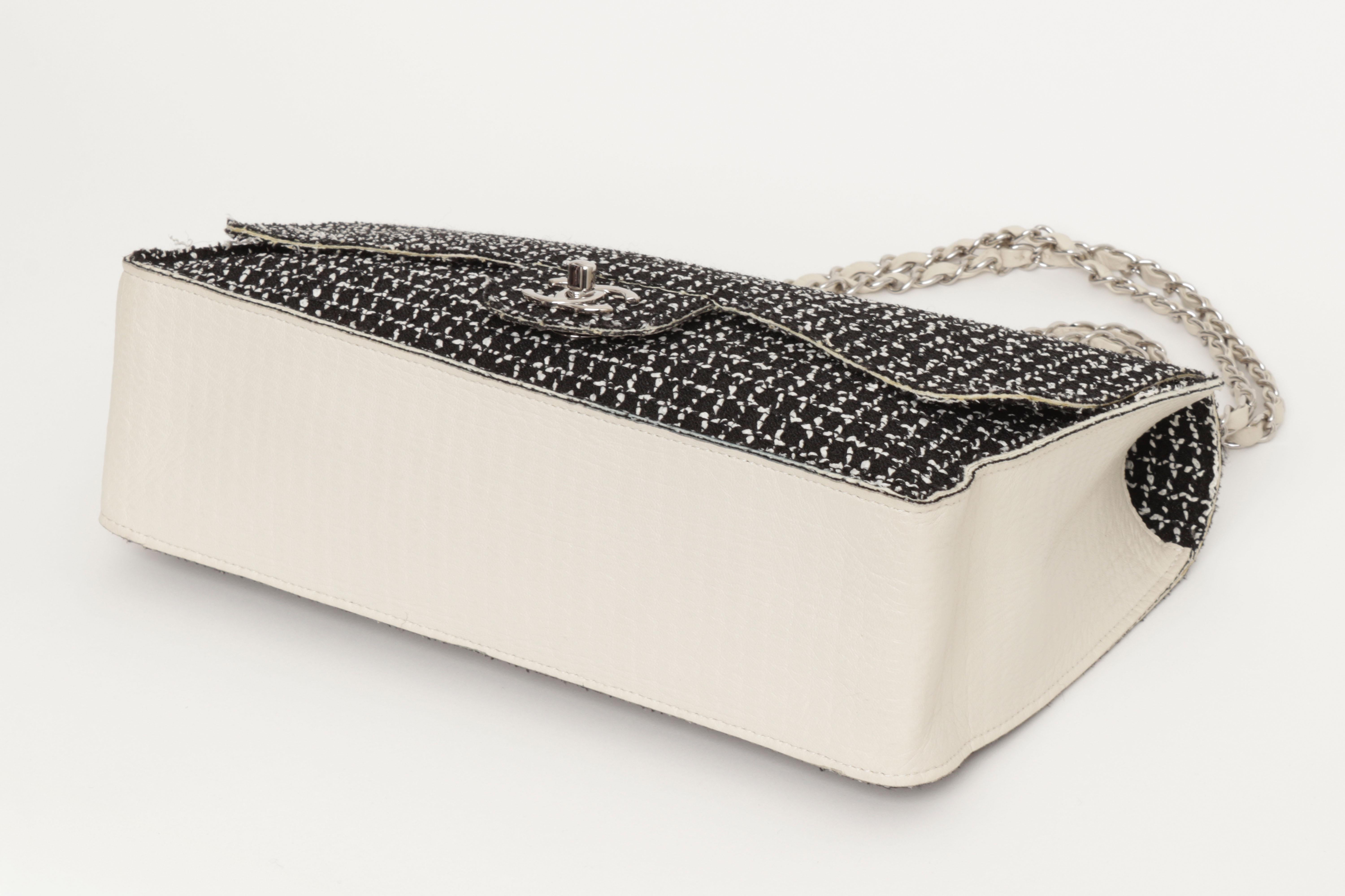 Chanel Timeless Classique Soft Single Flap Bag in Black White Tweed Ecru Leather en vente 10