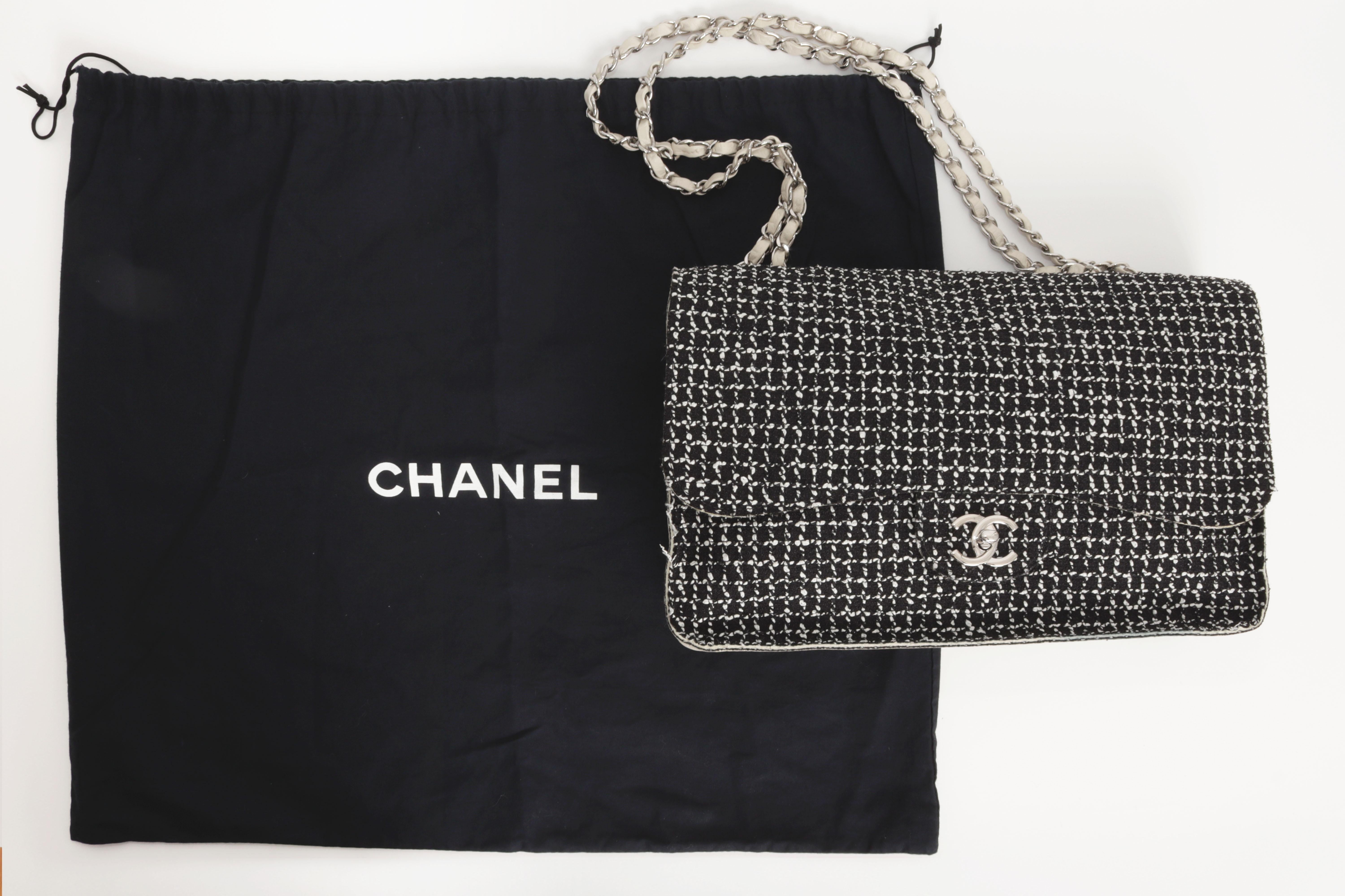 Chanel Timeless Classique Soft Single Flap Bag in Black White Tweed Ecru Leather en vente 11