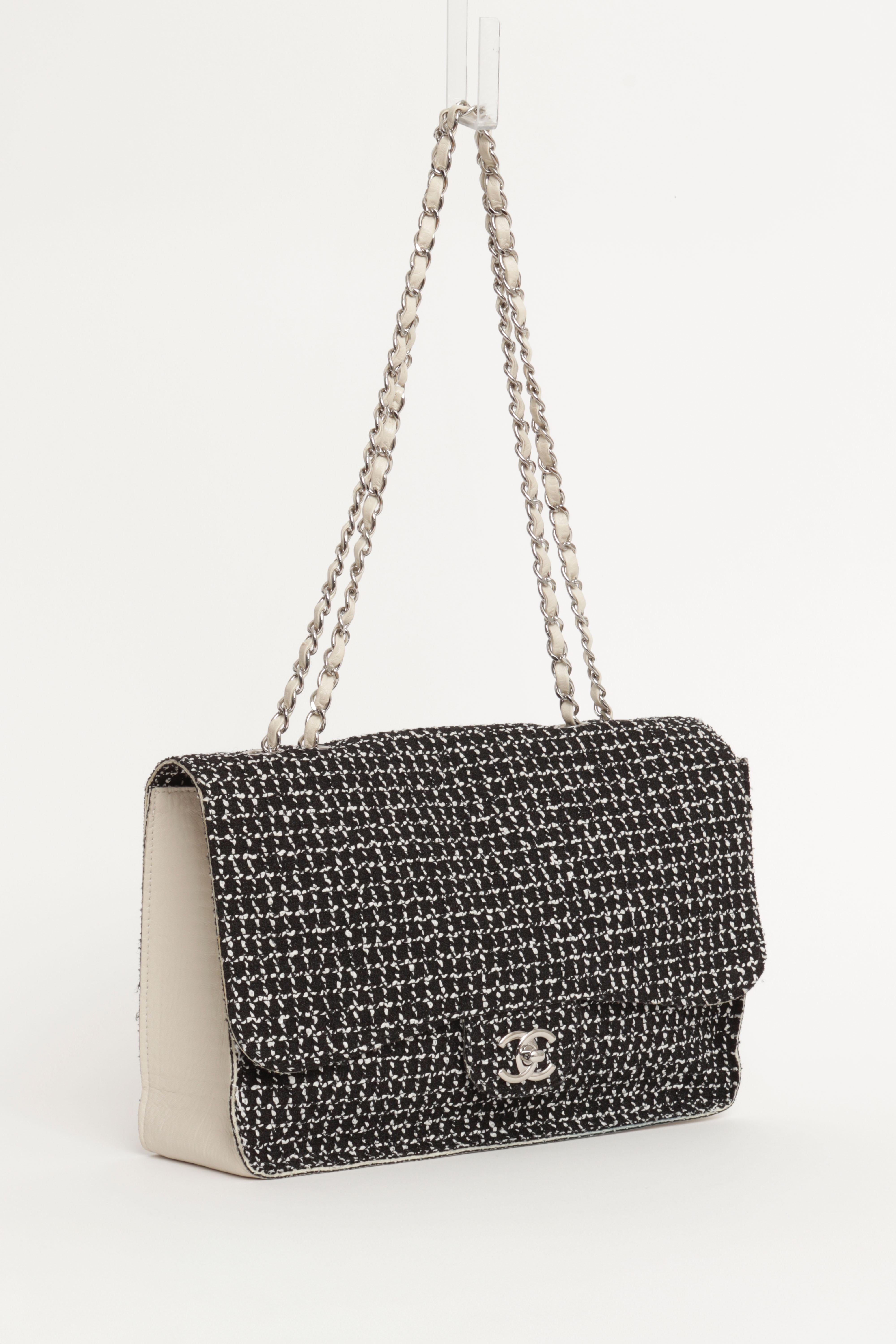 CHANEL TIMELESS CLASSIQUE SOFT SINGLE FLAP BAG EN TWEED NOIR ET BLANC AVEC CUIR ÉCRU ET QUINCAILLERIE ARGENTÉE

Grand sac Chanel Timeless Classique à rabat unique en tweed noir et blanc avec détails en cuir écru et bandoulière en chaîne argentée