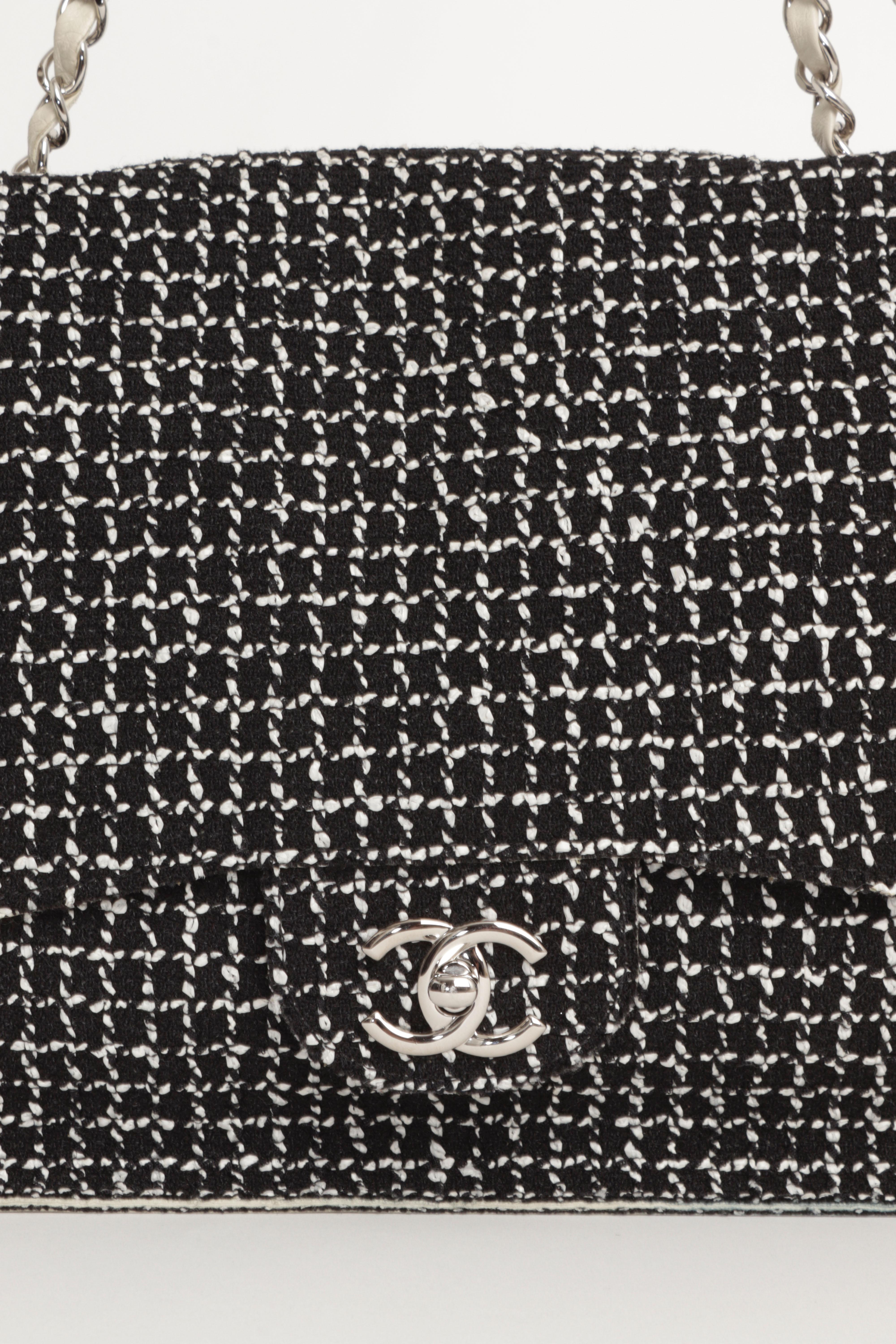 Chanel Timeless Classique Soft Single Flap Bag in Black White Tweed Ecru Leather Pour hommes en vente