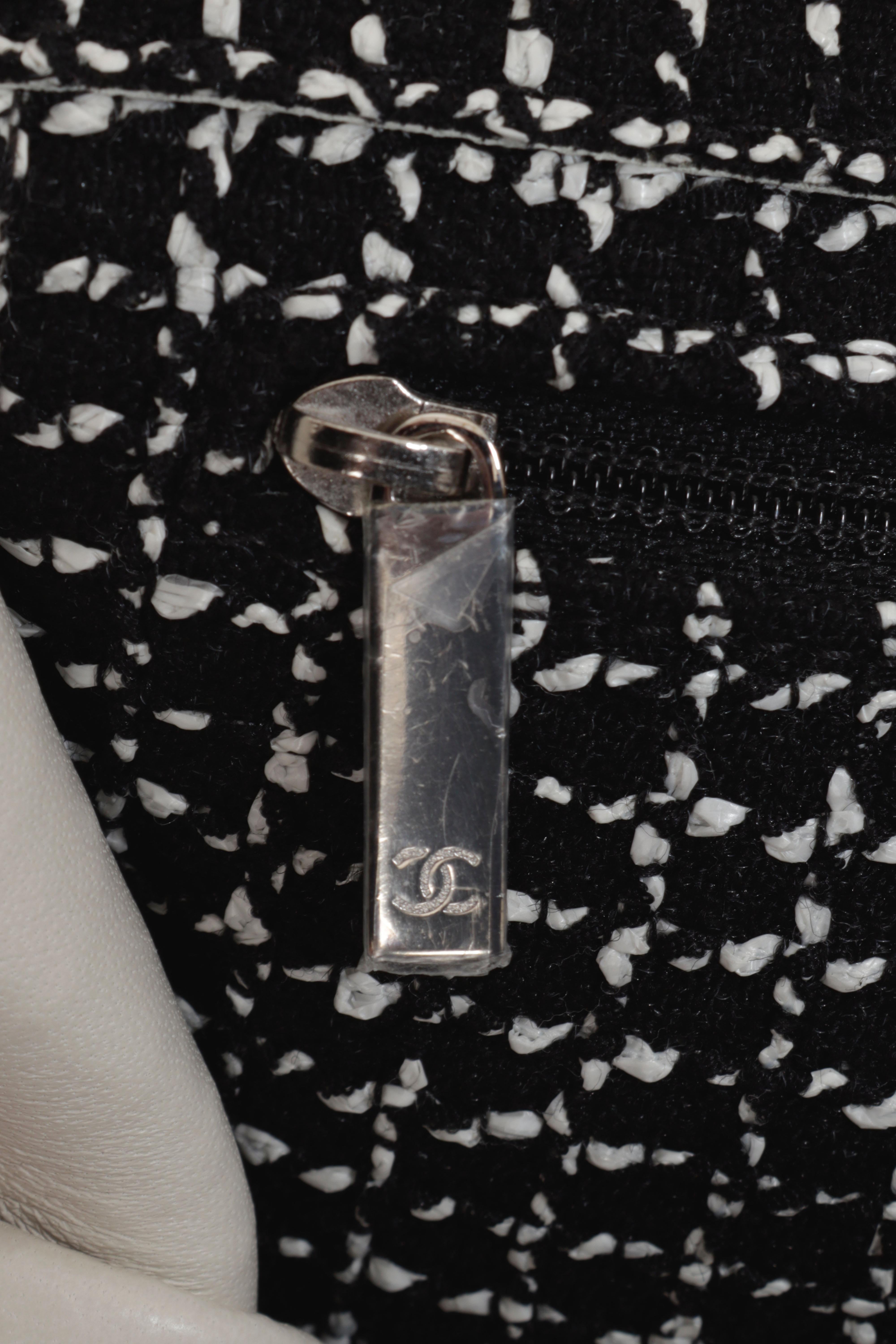 Chanel Timeless Classique Soft Single Flap Bag in Black White Tweed Ecru Leather en vente 4