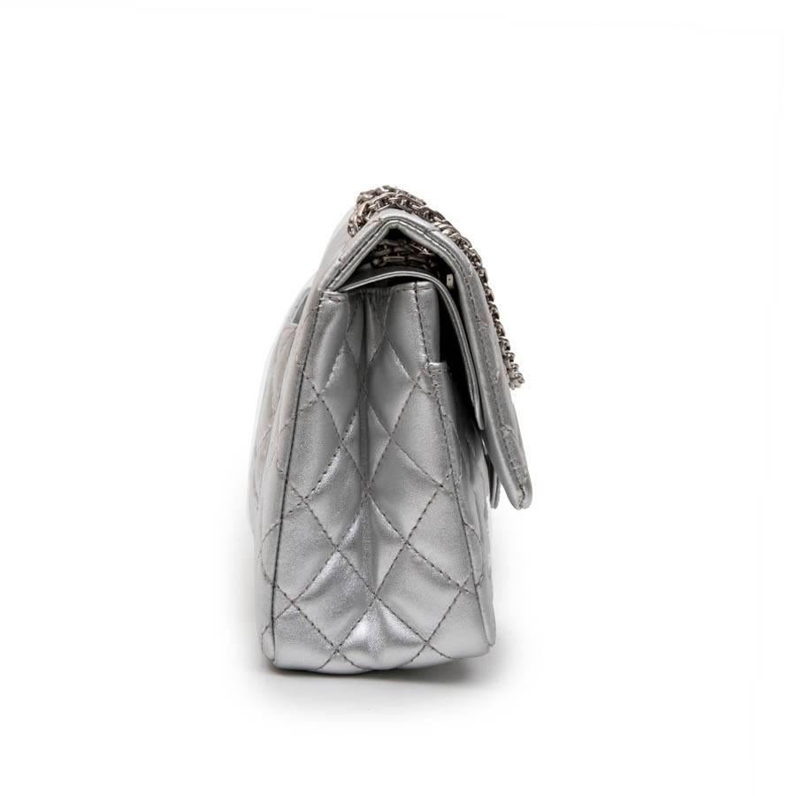 CHANEL 'Timeless' Double Flap Bag in Silver Quilted Leather In New Condition In Paris, FR
