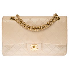 Chanel Timeless sac à bandoulière moyen à double rabat en cuir matelassé beige:: GHW