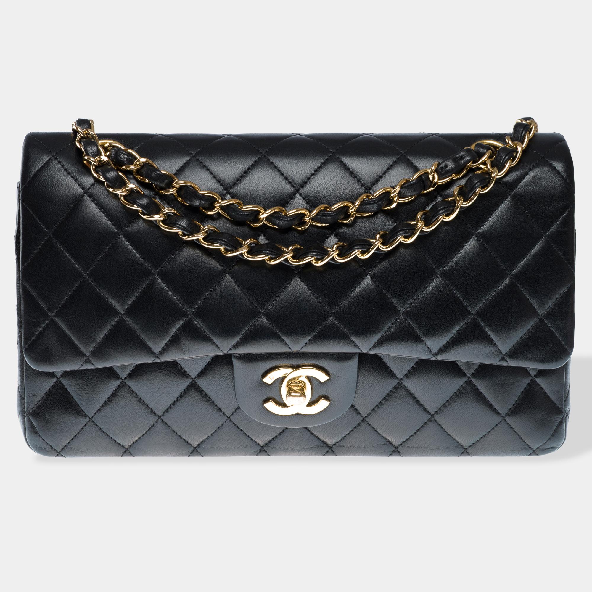 Magnificent​ ​“Must-have”​ ​Chanel​ ​Timeless​ ​Medium​ ​25cm​ ​double​ ​flap​ ​shoulder​ ​bag​ ​in​ ​black​ ​quilted​ ​lambskin,​ ​gold​ ​metal​ ​trim,​ ​a​ ​gold​ ​metal​ ​chain​ ​handle​ ​intertwined​ ​with​ ​black​ ​leather,​ ​allowing​ ​for​