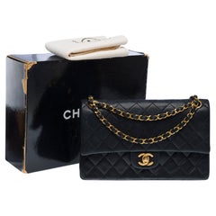Bolso Chanel Timeless con doble solapa en piel de cordero acolchada negra, GHW