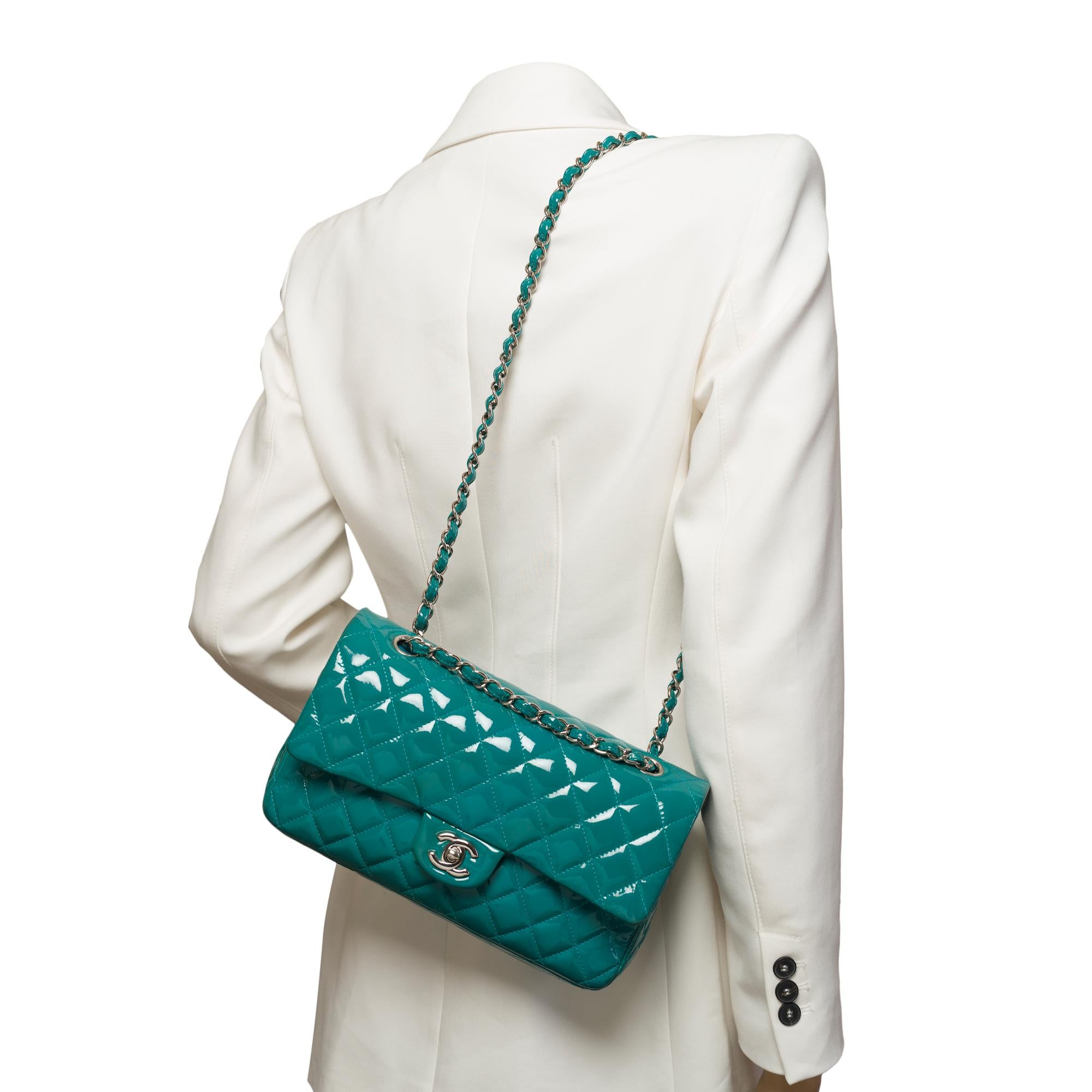 Chanel Timeless Umhängetasche mit doppeltem Überschlag aus blauem, gestepptem Lackleder, SHW im Angebot 7