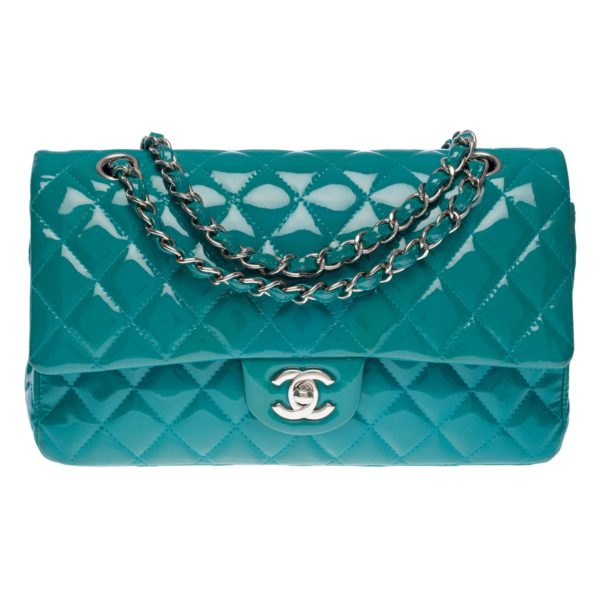 Stunning Chanel Timeless double flap shoulder bag in Turquoise quilted patent leather, silver metal hardware, a silver metal chain handle intertwined with turquoise patent leather for hand or shoulder or crossbody carry

Silver metal CC closure on