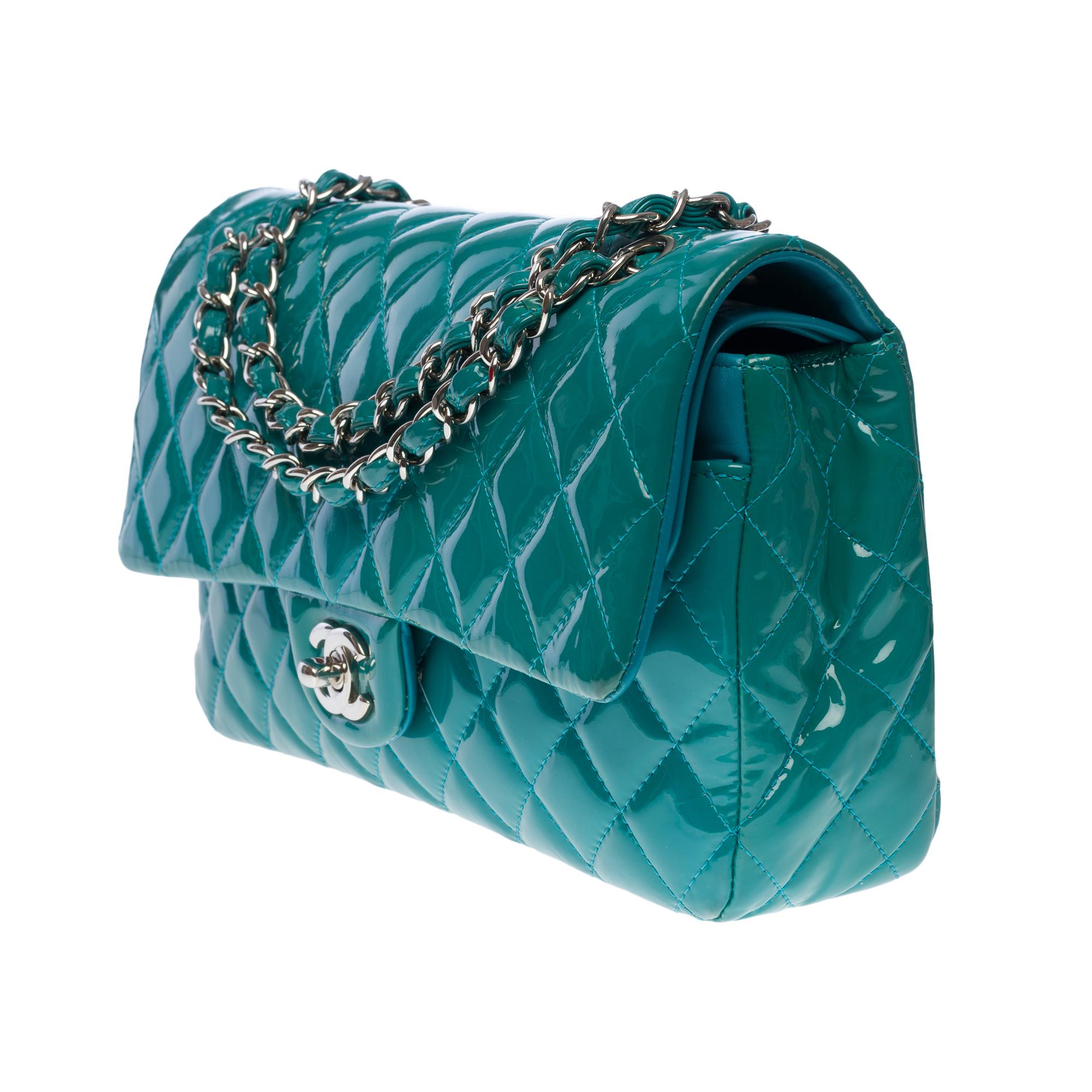 Chanel Timeless Umhängetasche mit doppeltem Überschlag aus blauem, gestepptem Lackleder, SHW Damen im Angebot
