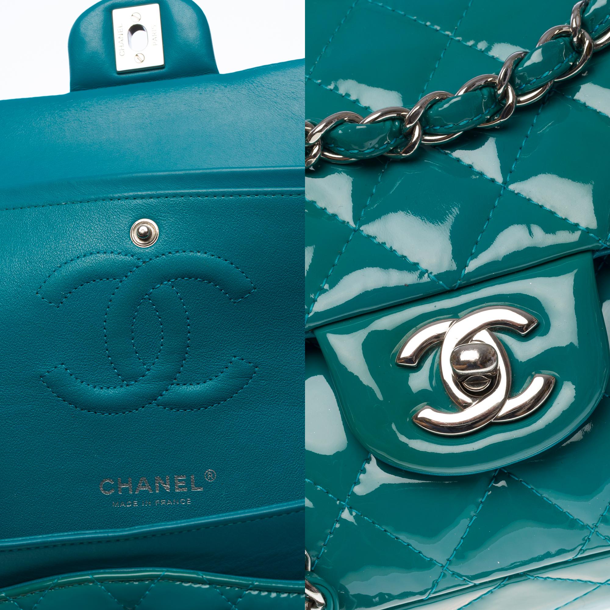 Chanel Timeless Umhängetasche mit doppeltem Überschlag aus blauem, gestepptem Lackleder, SHW im Angebot 2