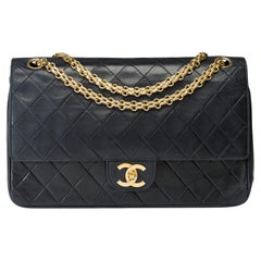 Chanel Timeless, borsa a tracolla con doppia patta in pelle d'agnello trapuntata blu navy , GHW