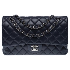 Chanel Timeless Umhängetasche mit doppeltem Überschlag aus marineblauem gestepptem Lammleder, PHW