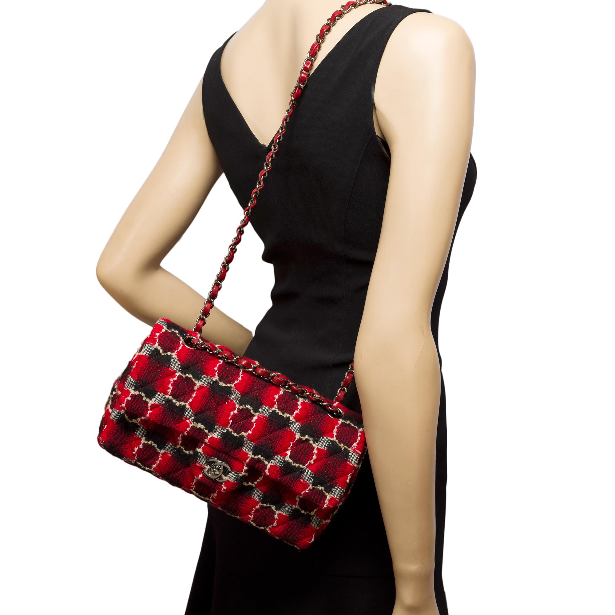 Bolso Chanel Timeless con doble solapa en Tweed acolchado rojo, gris y negro, SHW en venta 8
