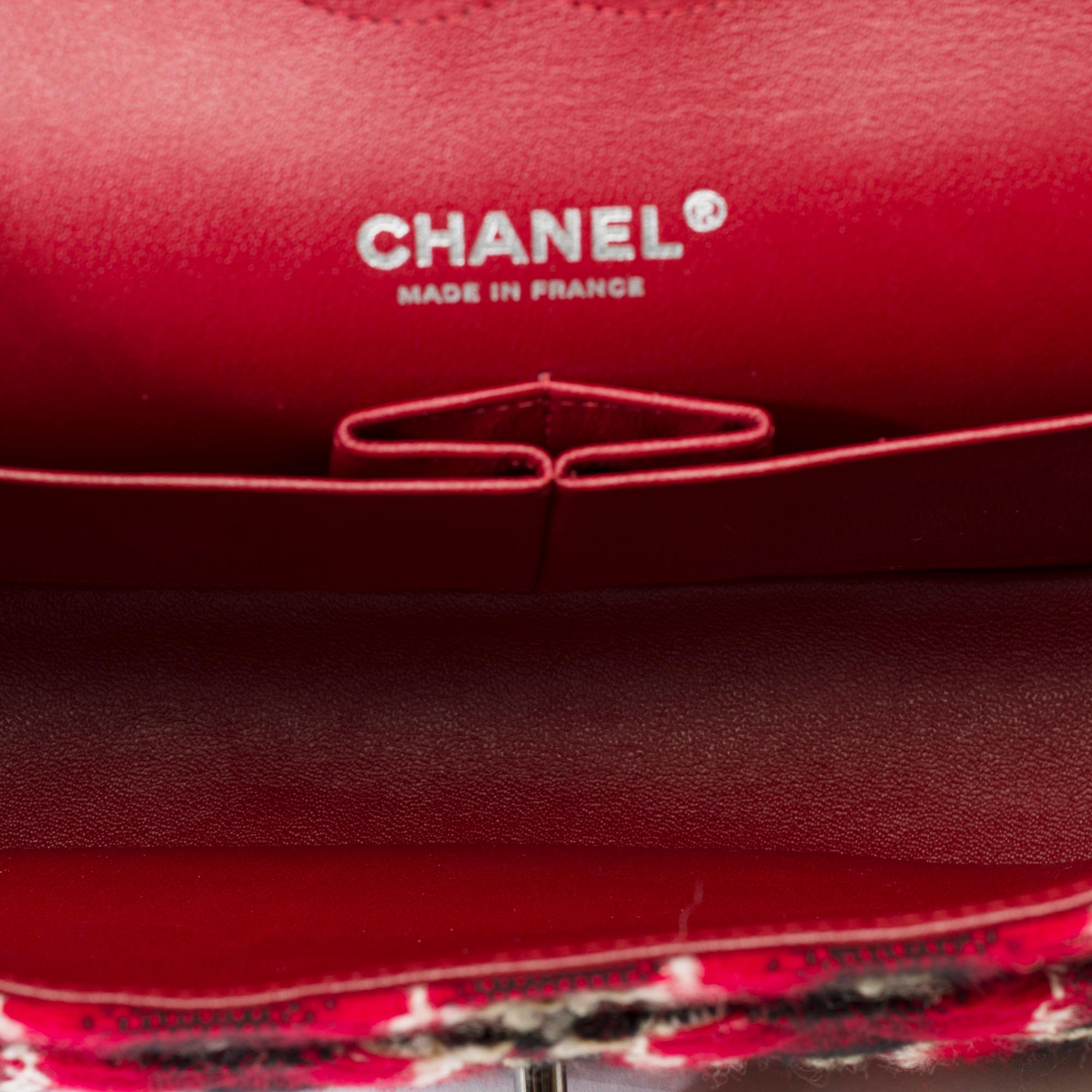 Bolso Chanel Timeless con doble solapa en Tweed acolchado rojo, gris y negro, SHW en venta 4