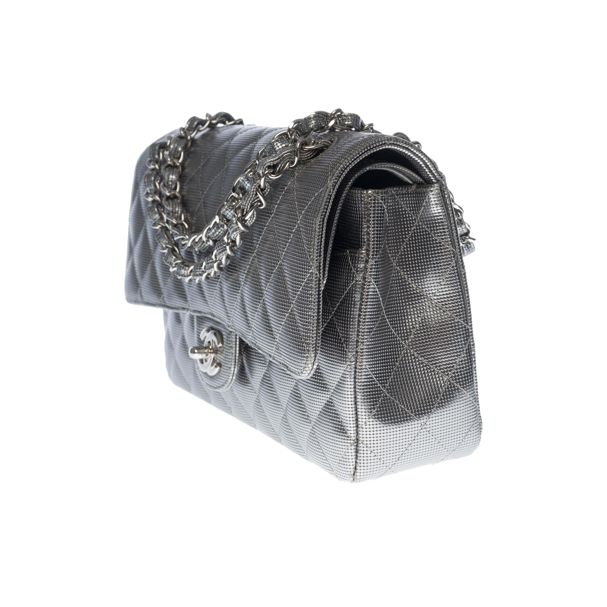 Chanel Timeless double flap Shoulder bag in Silver Metal quilted leather, SHW In Excellent Condition In Paris, IDF