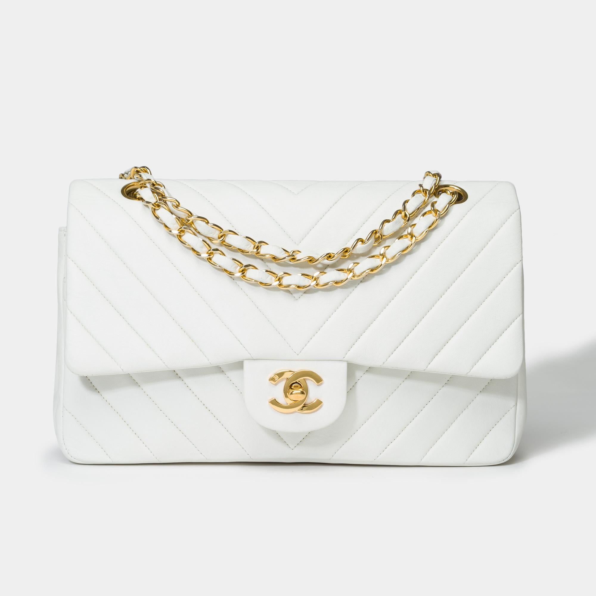 Rare​ ​Chanel​ ​Timeless/Classic​ ​medium​ ​25​ ​cm​ ​double​ ​flap​ ​shoulder​ ​bag​ ​in​ ​white​ ​herringbone​ ​quilted​ ​lambskin​ ​leather,​ ​gold​ ​metal​ ​trim,​ ​a​ ​chain​ ​in​ ​gold​ ​metal​ ​interlaced​ ​with​ ​white​ ​leather​ ​for​ ​a​