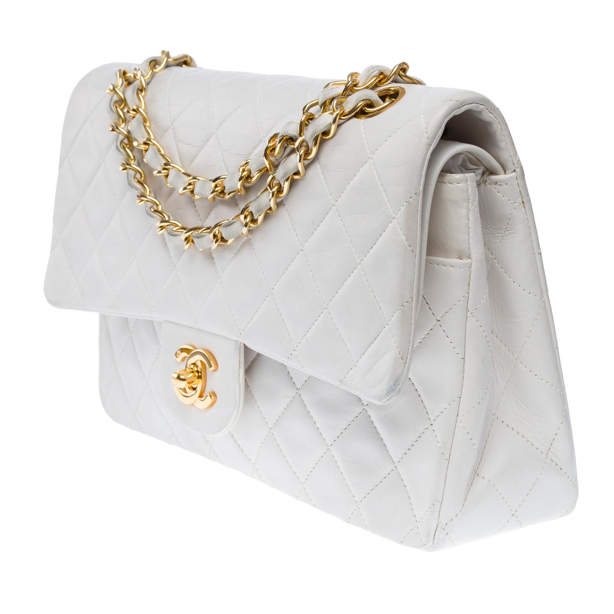 Chanel Timeless Double flap shoulder bag in White Quilted Lambskin leather, GHW In Good Condition For Sale In Paris, IDF