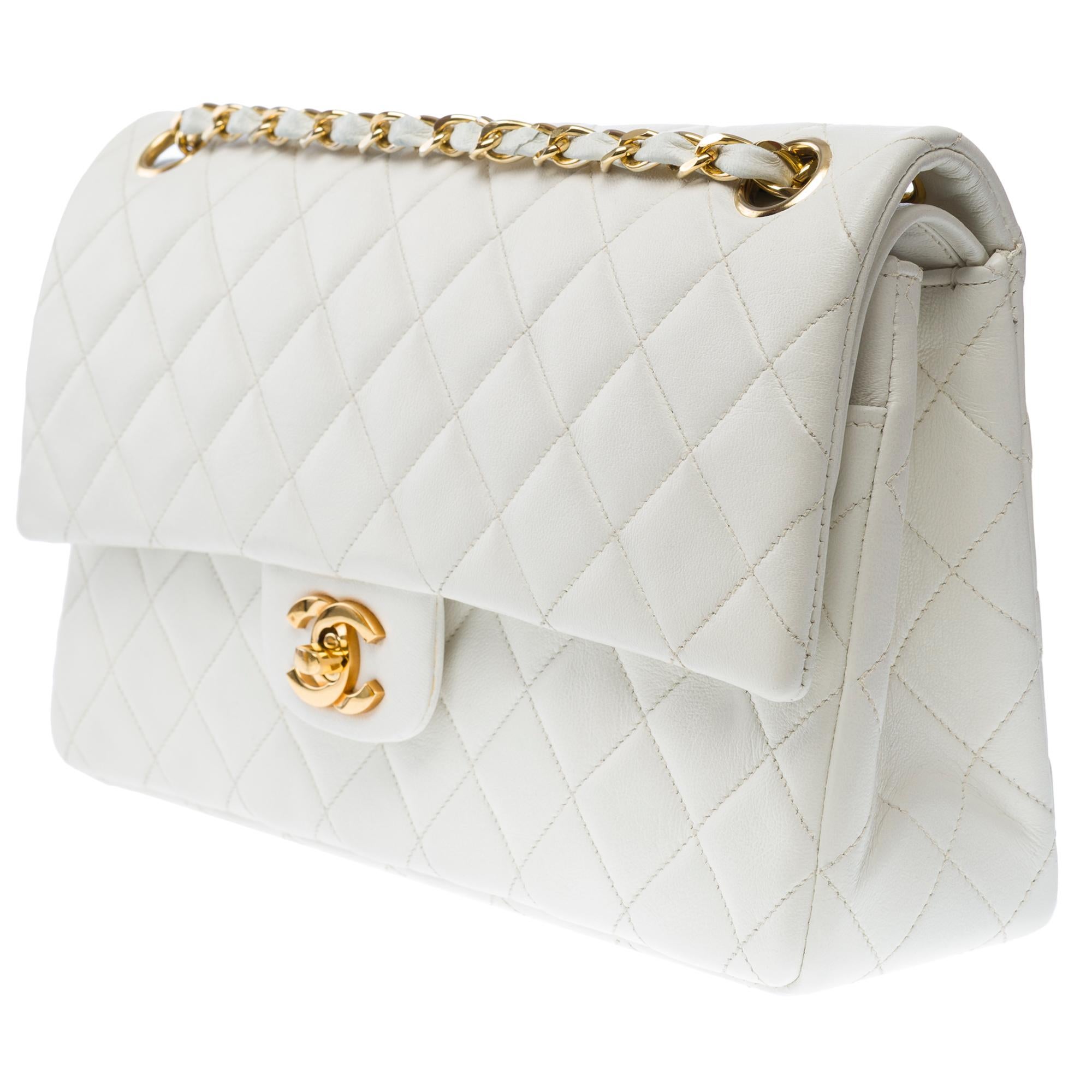 Chanel Timeless Double flap shoulder bag in White Quilted Lambskin leather, GHW In Good Condition For Sale In Paris, IDF