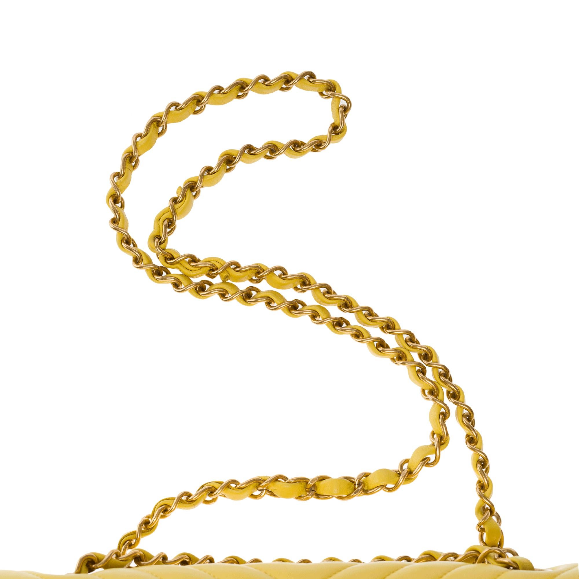 Chanel Timeless double flap shoulder bag in Yellow herringbone quilted lamb, GHW For Sale 6