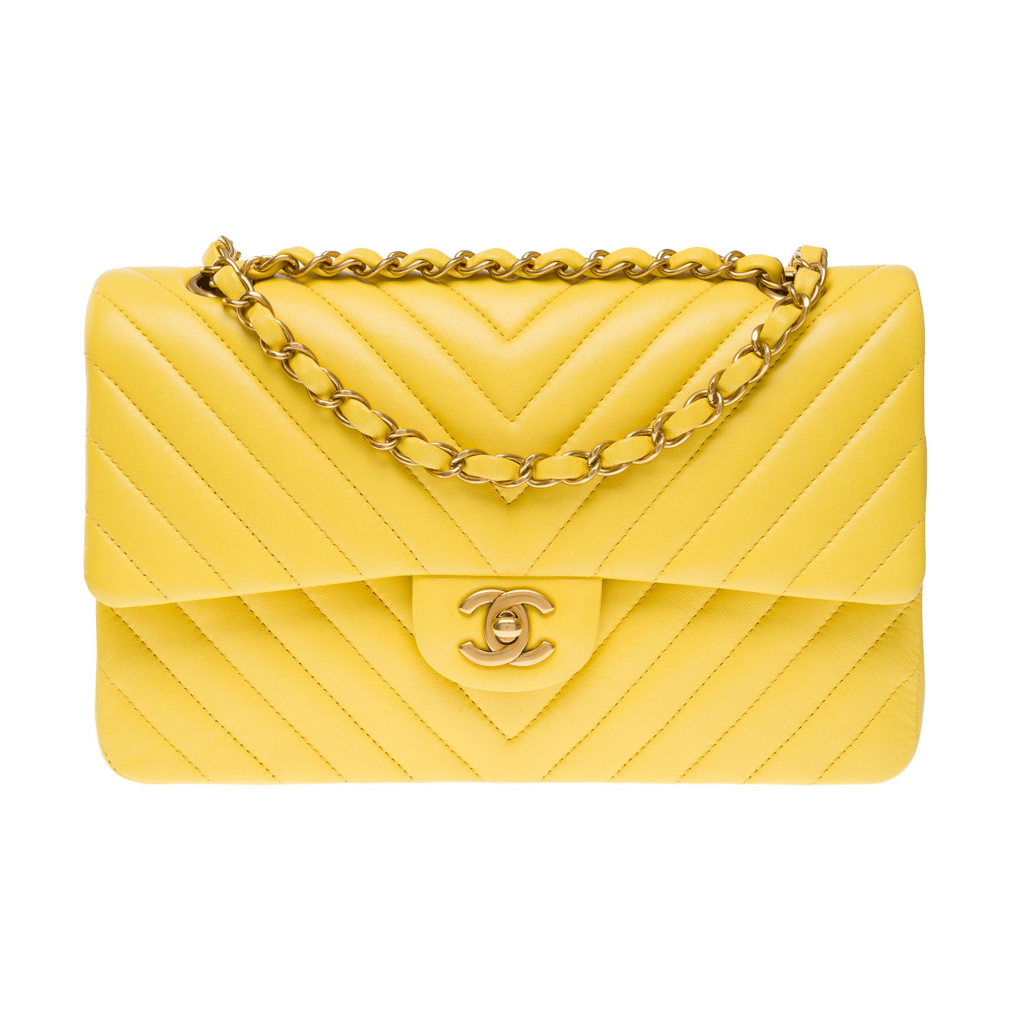 Chanel Timeless double flap shoulder bag in Yellow herringbone quilted lamb, GHW In Excellent Condition For Sale In Paris, IDF