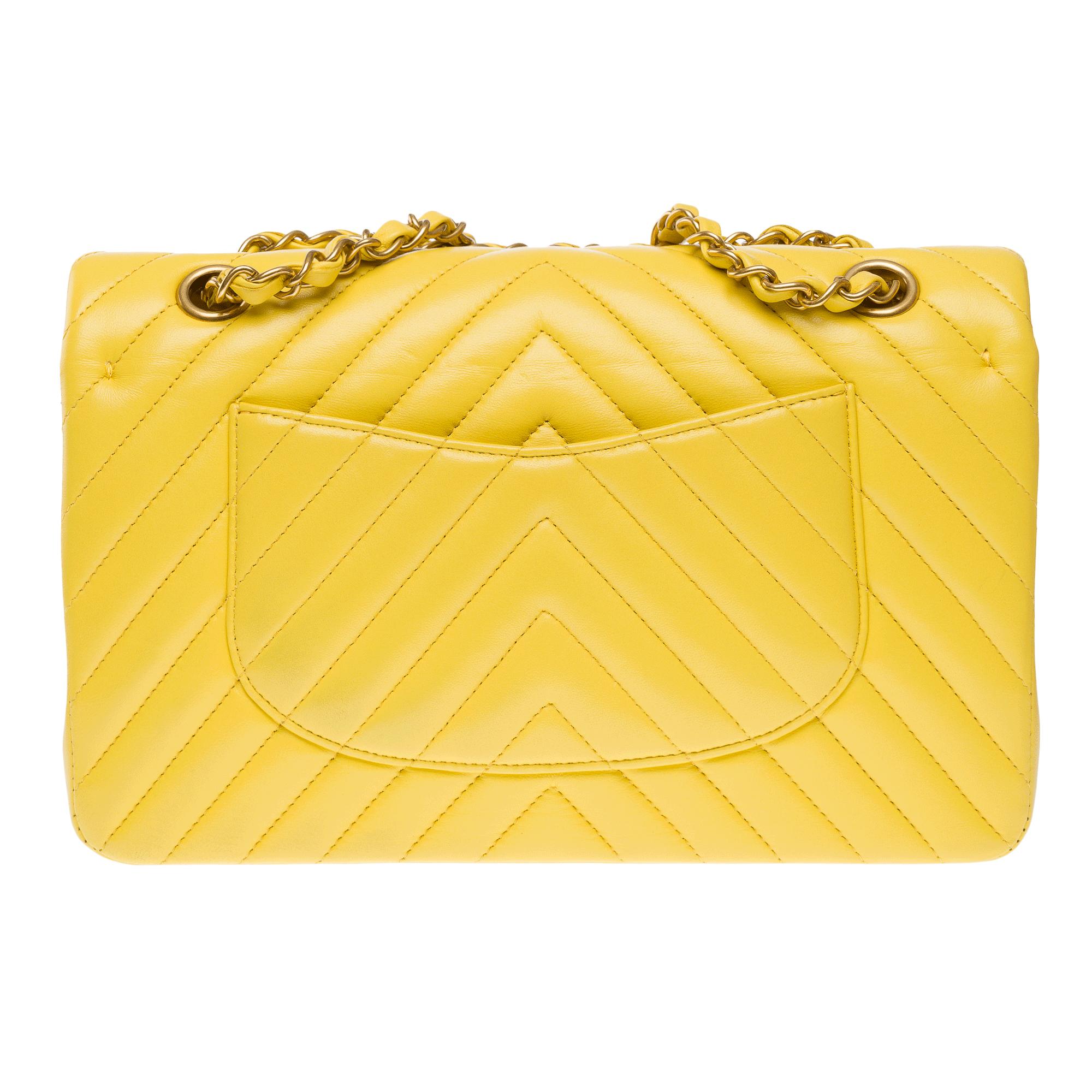 Women's Chanel Timeless double flap shoulder bag in Yellow herringbone quilted lamb, GHW For Sale