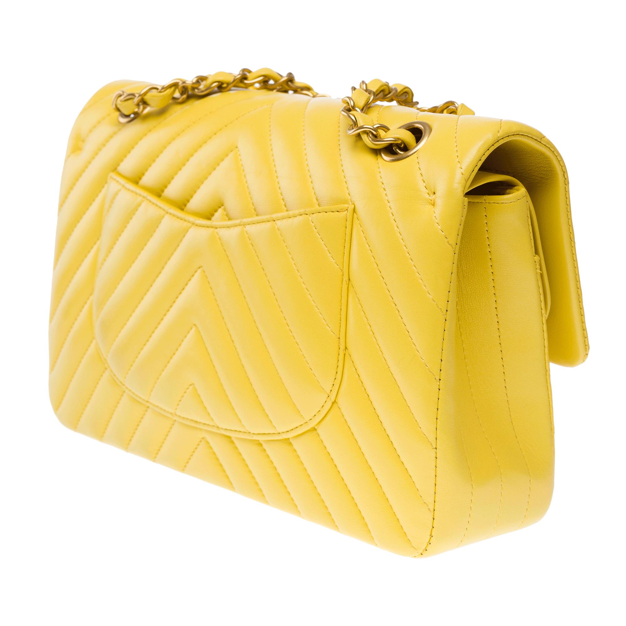 Chanel Timeless double flap shoulder bag in Yellow herringbone quilted lamb, GHW For Sale 2
