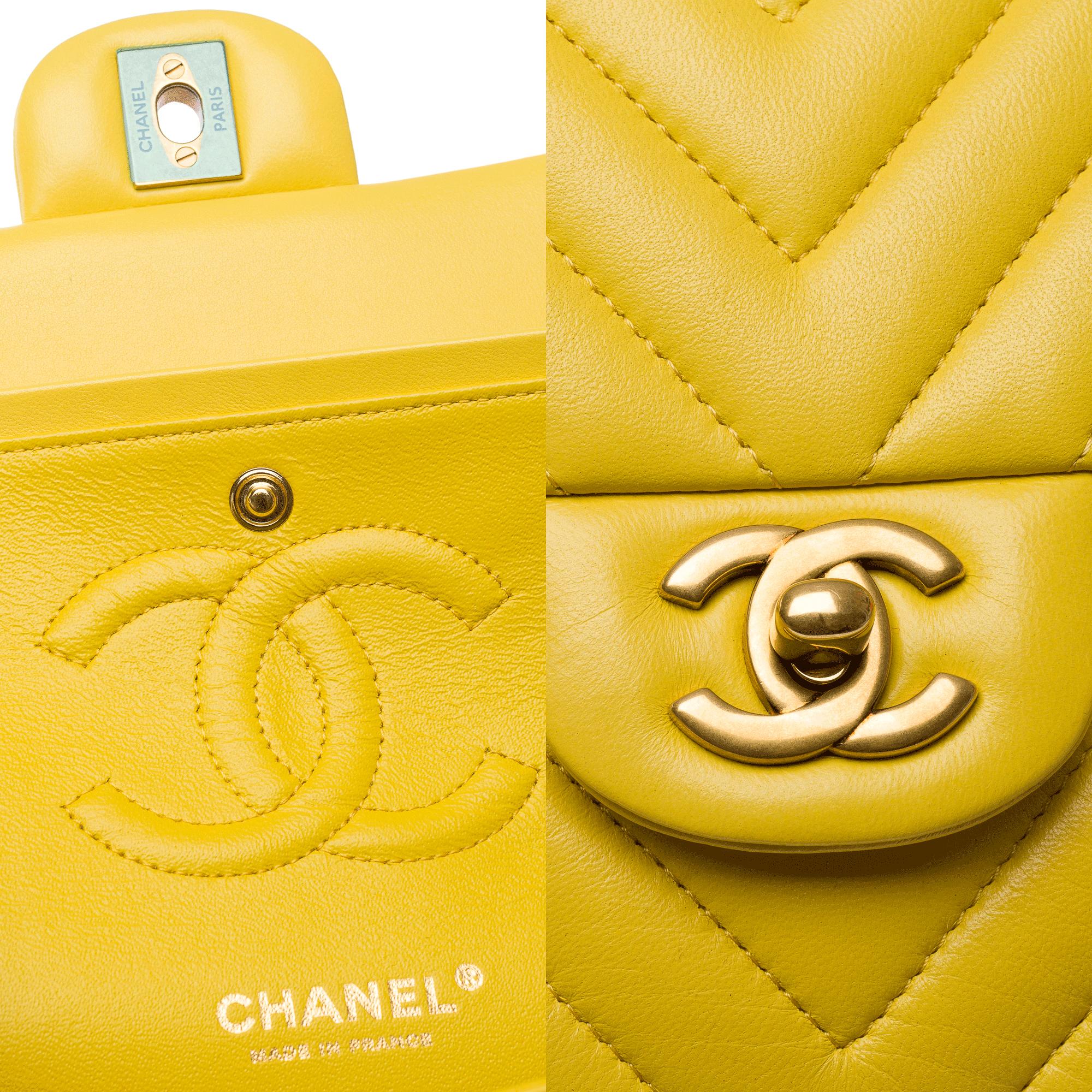 Chanel Timeless double flap shoulder bag in Yellow herringbone quilted lamb, GHW For Sale 3