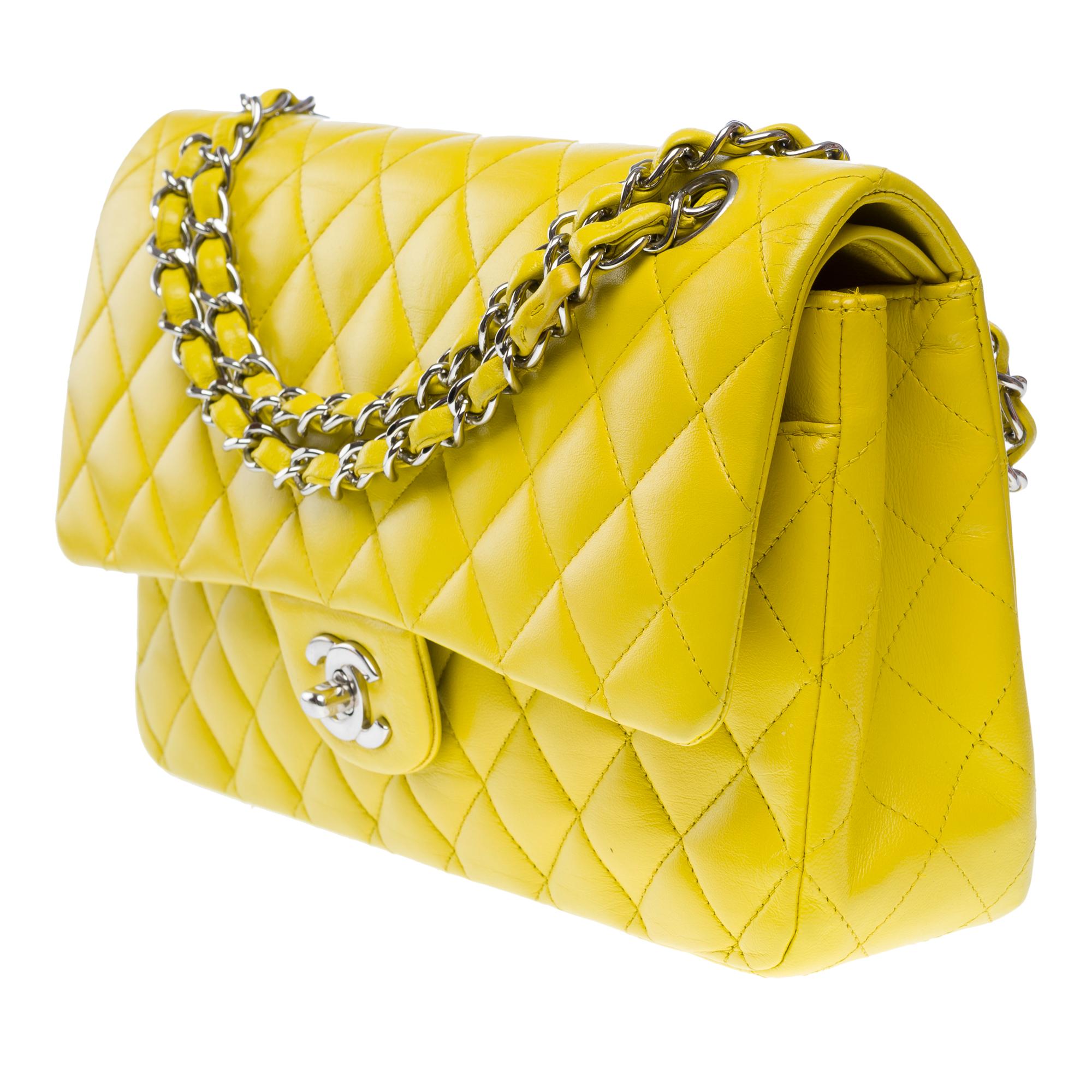 Chanel Timeless bolso de doble solapa en piel de cordero acolchada amarilla , PHW en Bueno Estado en Paris, IDF