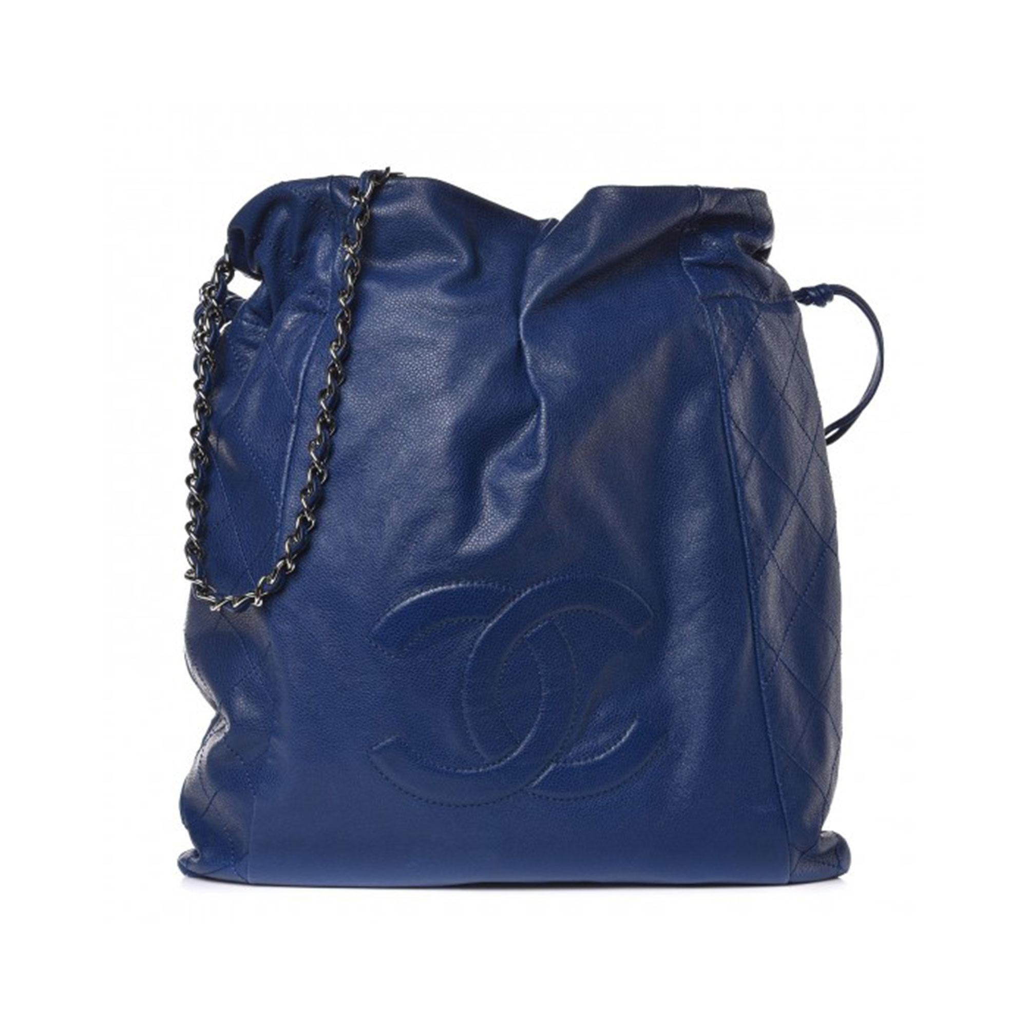 Bleu Chanel Fourre-tout de shopping intemporel en cuir caviar bleu royal avec faux cordon de serrage en vente